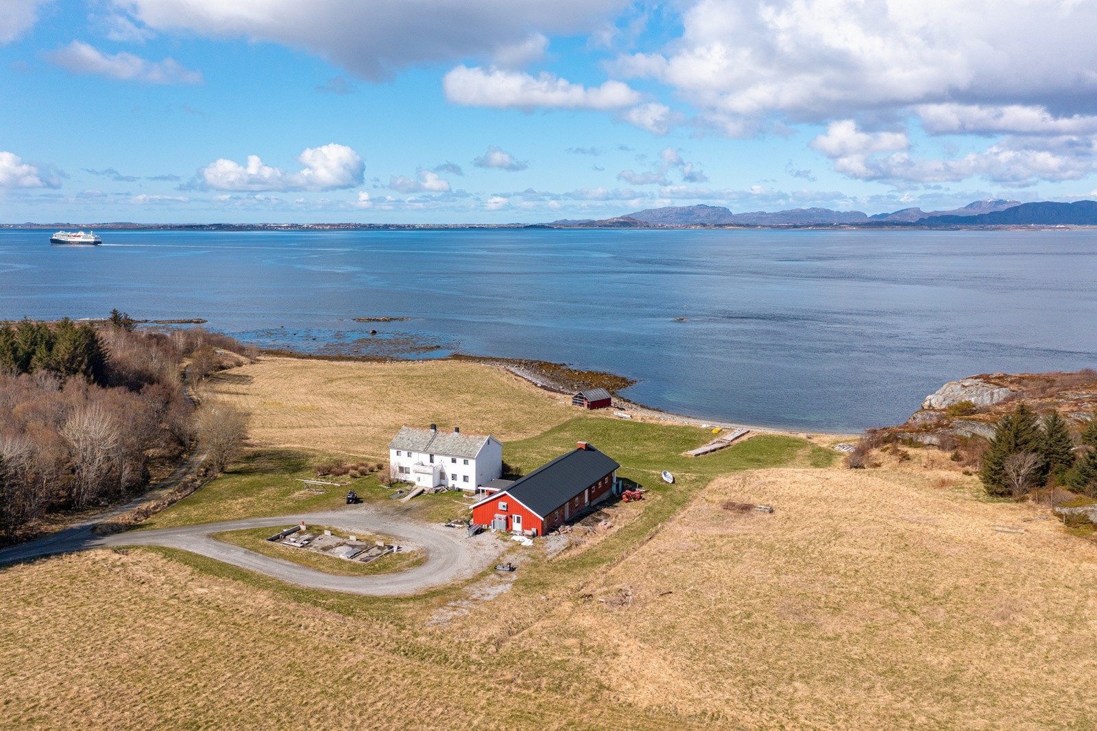 Panorama sjøutsikt over fjorden og båtleia. Galleribilde