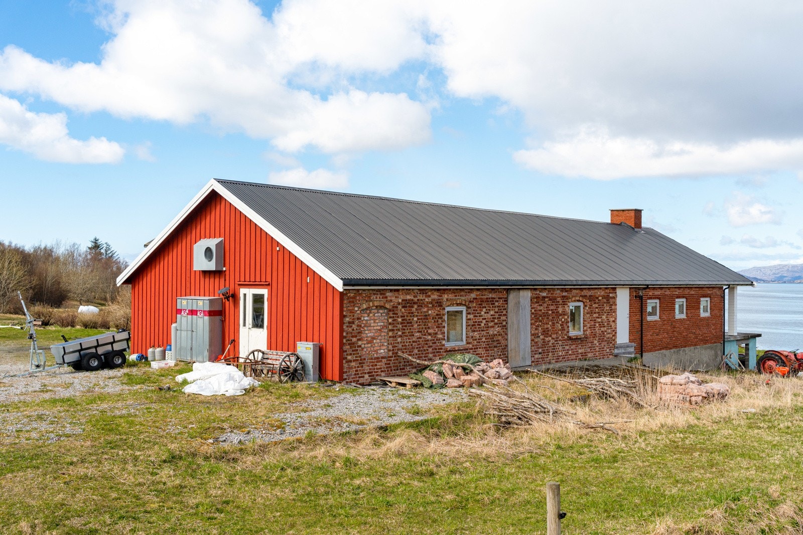 Versthuset ble frem til 2007 benyttet som fjøs med melkeproduksjon. Galleribilde