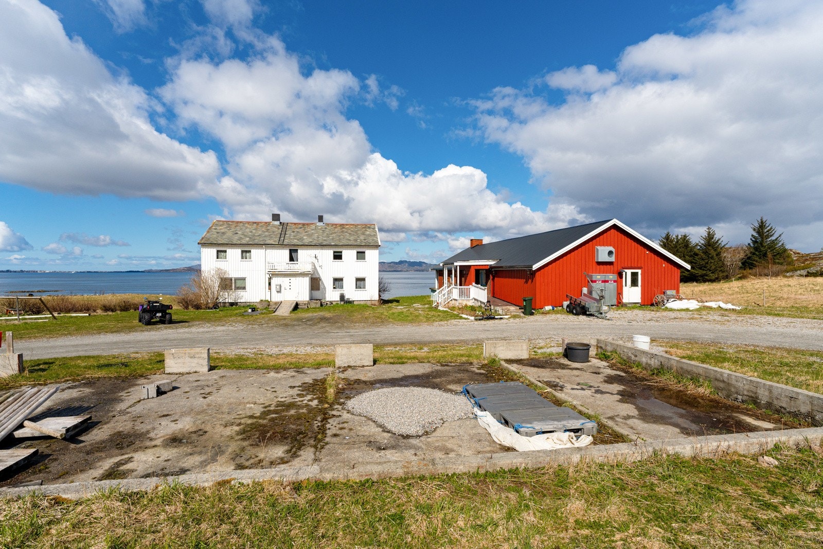 Fasade gårdstundet. Om man googler enten Kong Øysteins Havn eller Agdenes Gård finner man flere bilder av hvordan tunet en gang så ut Galleribilde