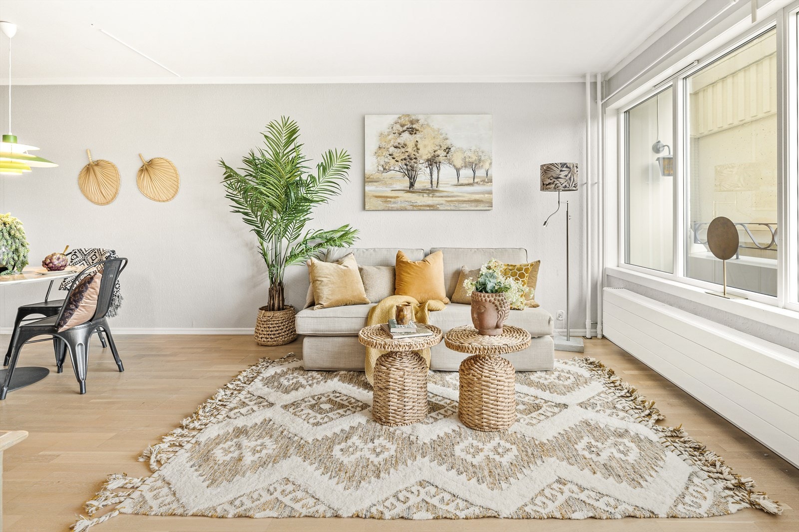 Lys og fin stue med parkett på gulv, malte strier på vegger og malt tak. God plass for sofagruppe, tv-møbler og spisegruppe. Galleribilde