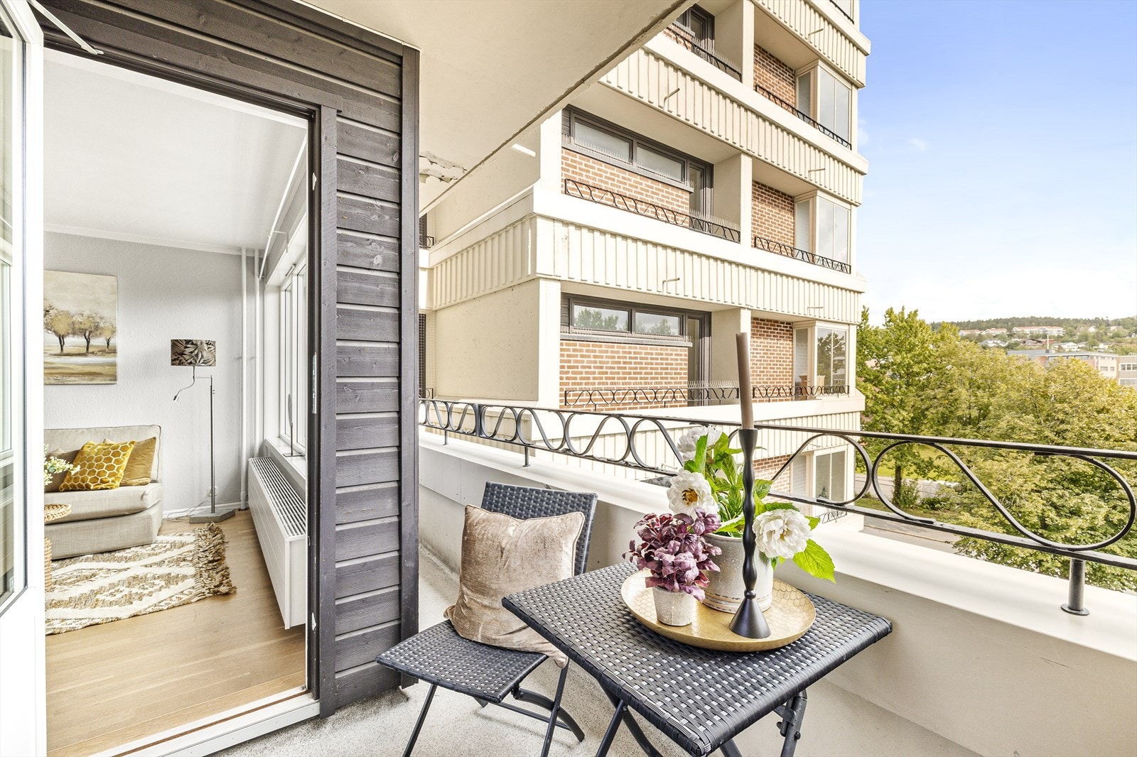 Fra stuen er det utgang til sydøstvendt balkong på 6m² med belysning og strømuttak. Balkongen er rehabilitert i regi av borettslaget i 2010 med blant annet epoxybelegg på gulv og oppgradering av overflater og rekkverk. Galleribilde