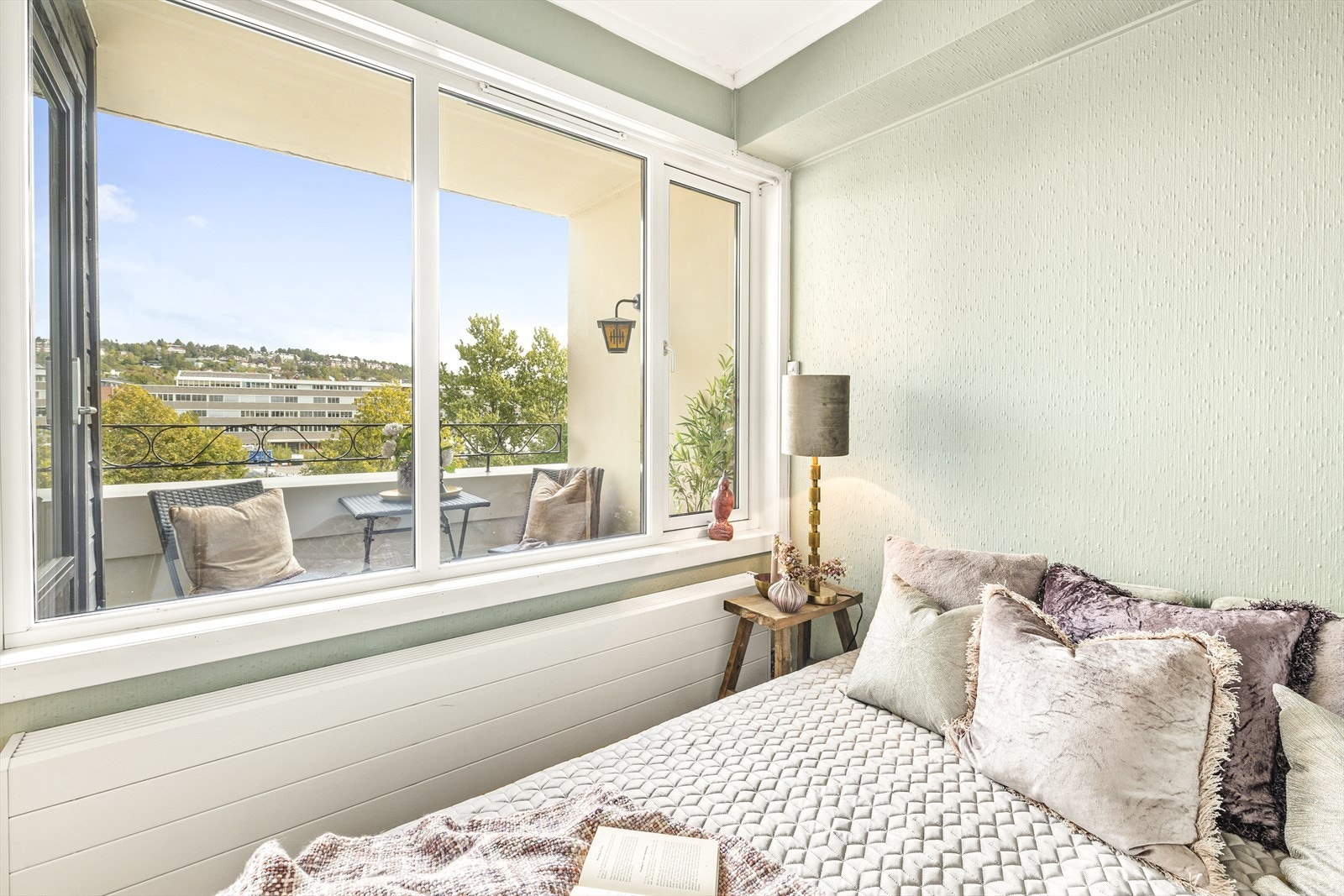 Soverom med parkett på gulv, malte strier på vegger og malt tak. Galleribilde