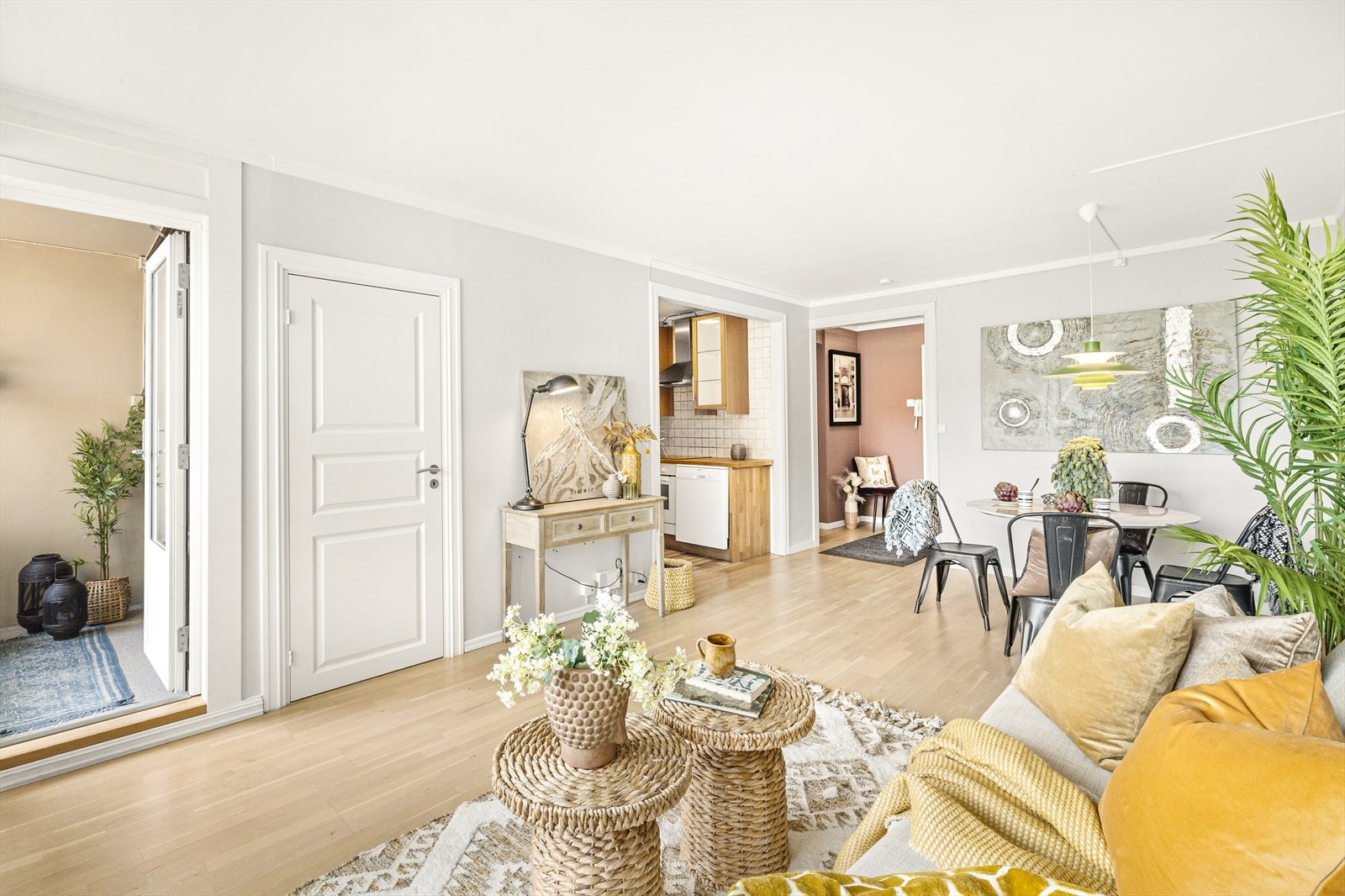 Lys og fin stue med parkett på gulv, malte strier på vegger og malt tak. God plass for sofagruppe, tv-møbler og spisegruppe. Galleribilde