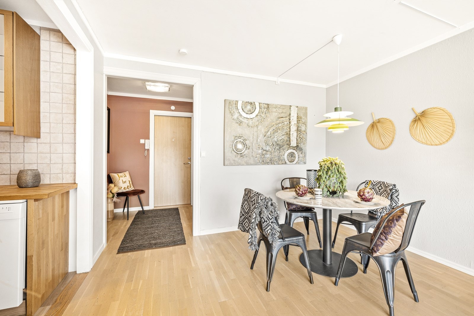 Lys og fin stue med parkett på gulv, malte strier på vegger og malt tak. God plass for sofagruppe, tv-møbler og spisegruppe. Galleribilde