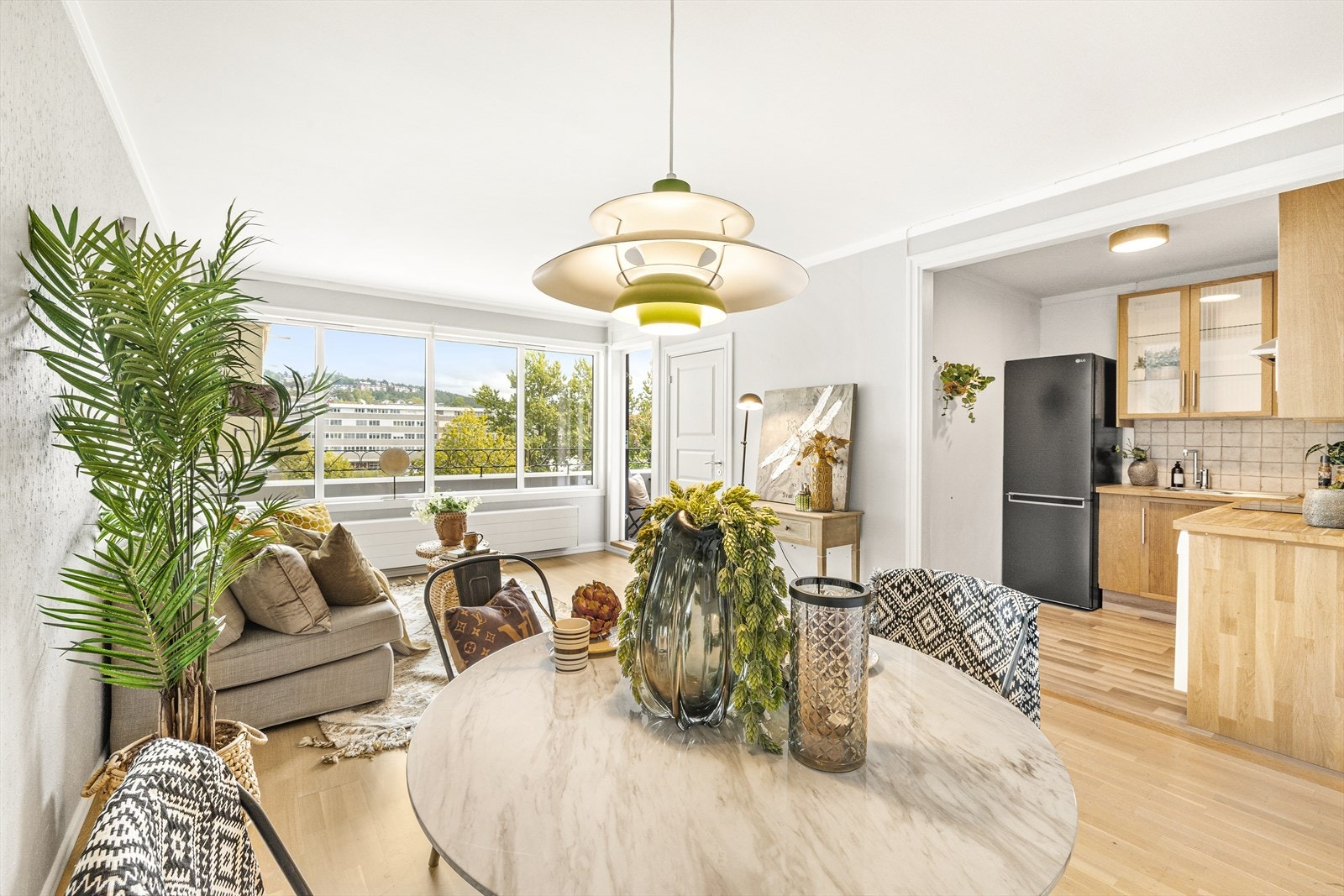 Lys og fin stue med parkett på gulv, malte strier på vegger og malt tak. God plass for sofagruppe, tv-møbler og spisegruppe. Galleribilde