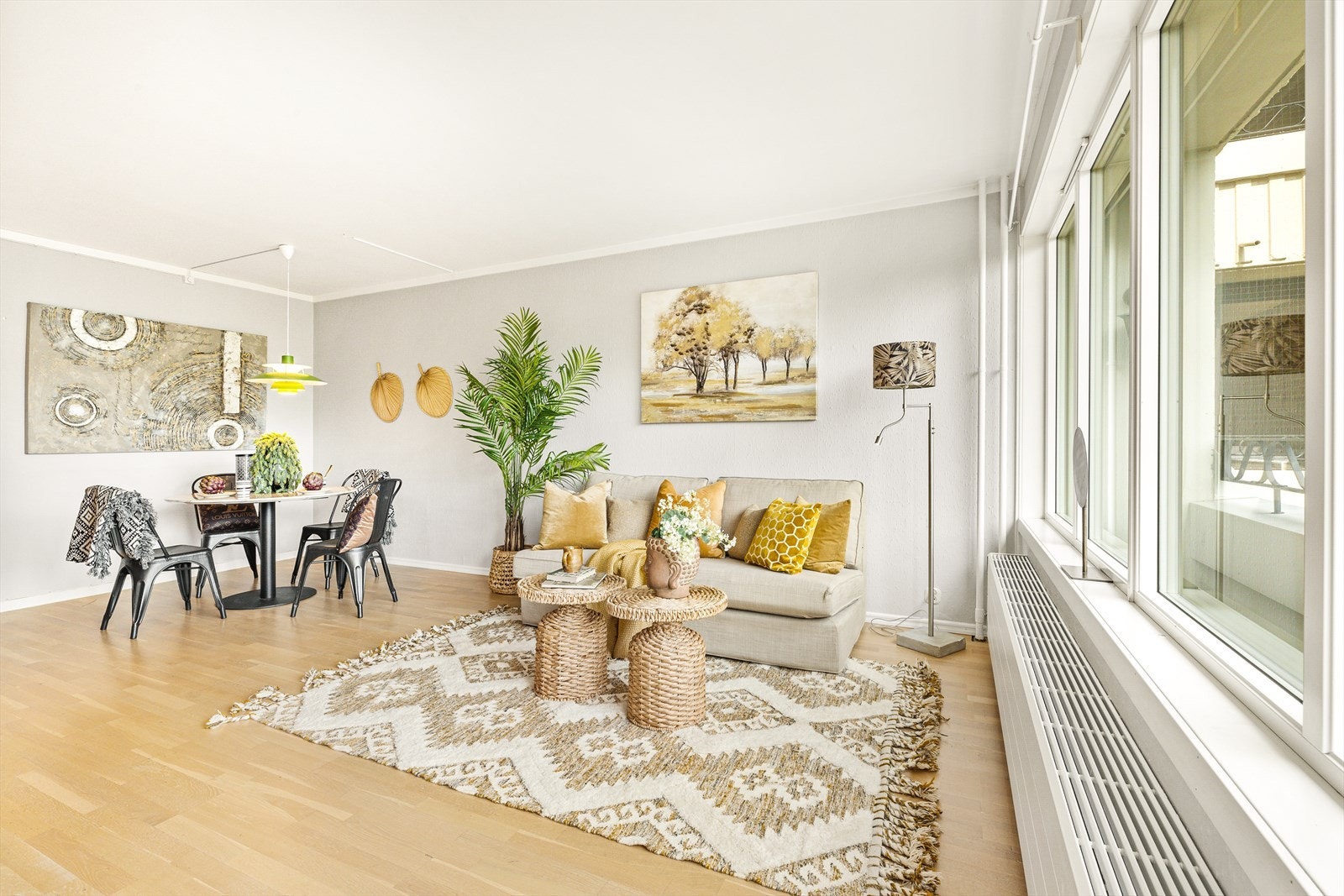 Lys og fin stue med parkett på gulv, malte strier på vegger og malt tak. God plass for sofagruppe, tv-møbler og spisegruppe. Galleribilde