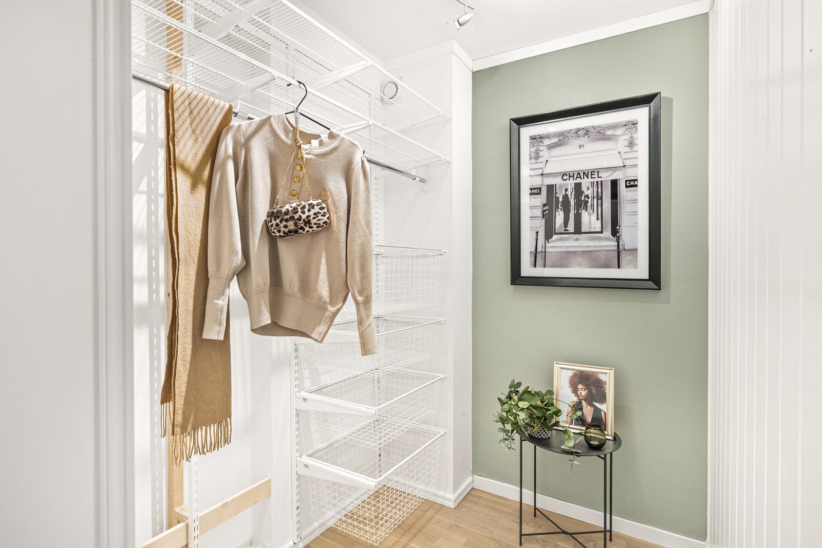 Fra entréen er det adkomst til bod/omkledningsrom med god oppbevaringsplass med hyller og oppheng. Galleribilde