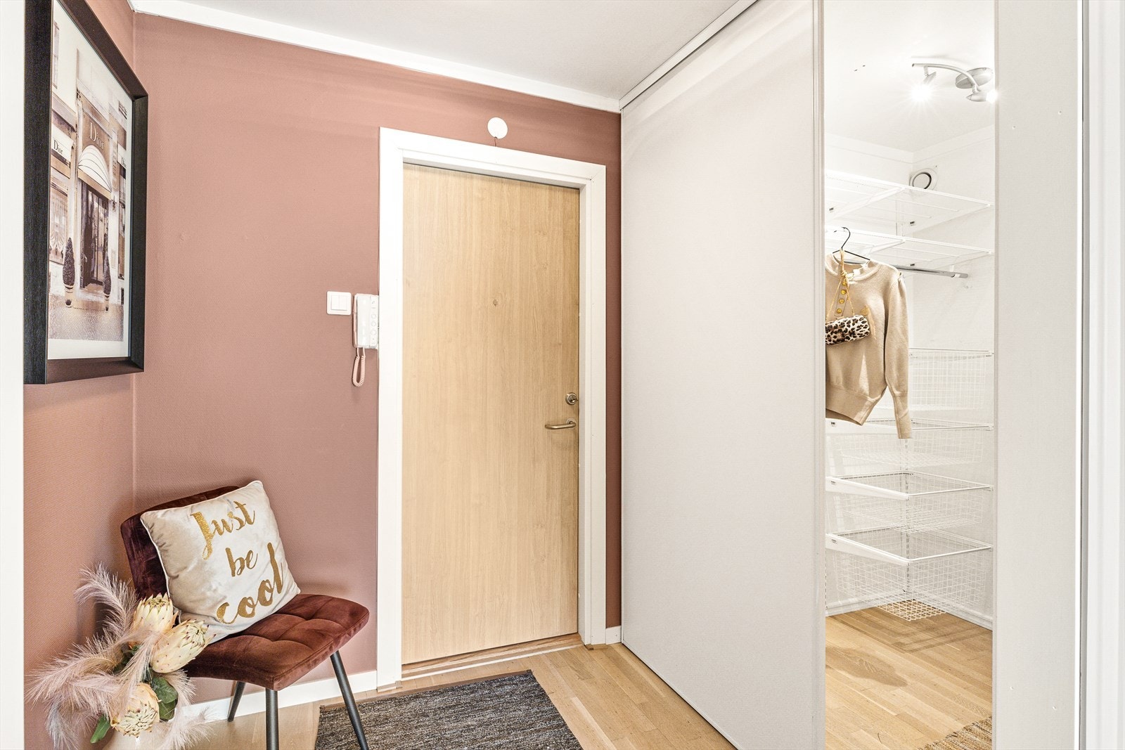 Parkett på gulv, malte strier på vegger og malt tak. Her trer du inn i en trivelig entré med plass for å henge fra seg yttertøy og sette fra seg sko. Galleribilde