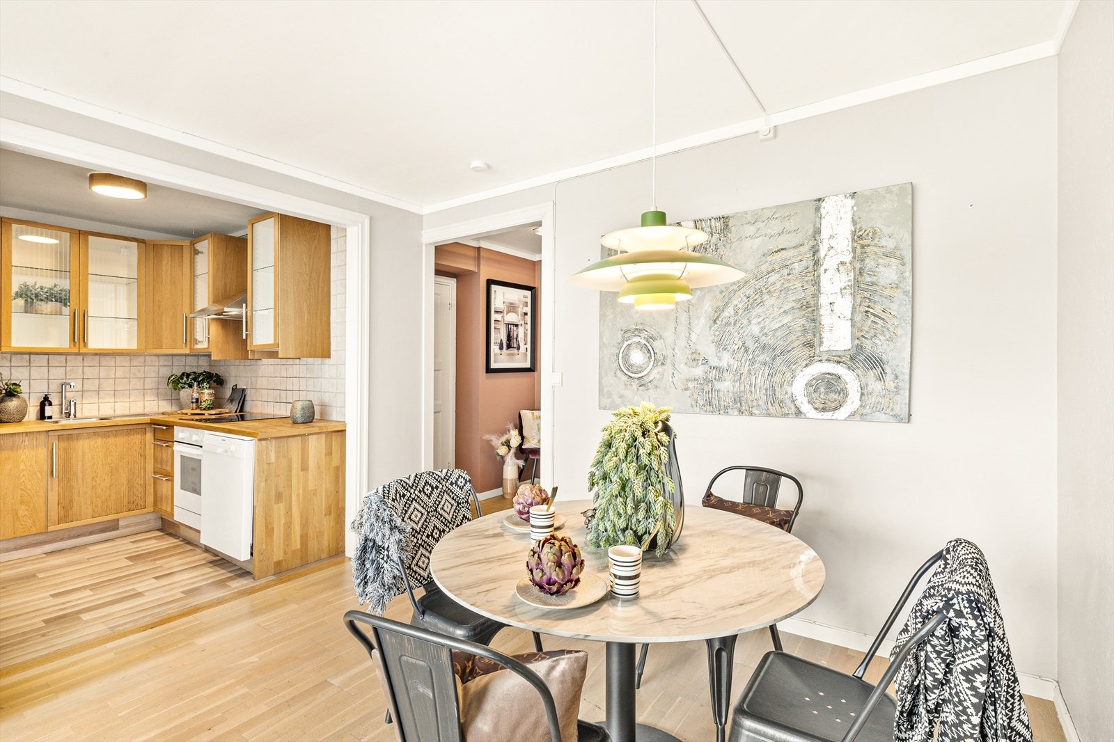 Lys og fin stue med parkett på gulv, malte strier på vegger og malt tak. God plass for sofagruppe, tv-møbler og spisegruppe. Galleribilde