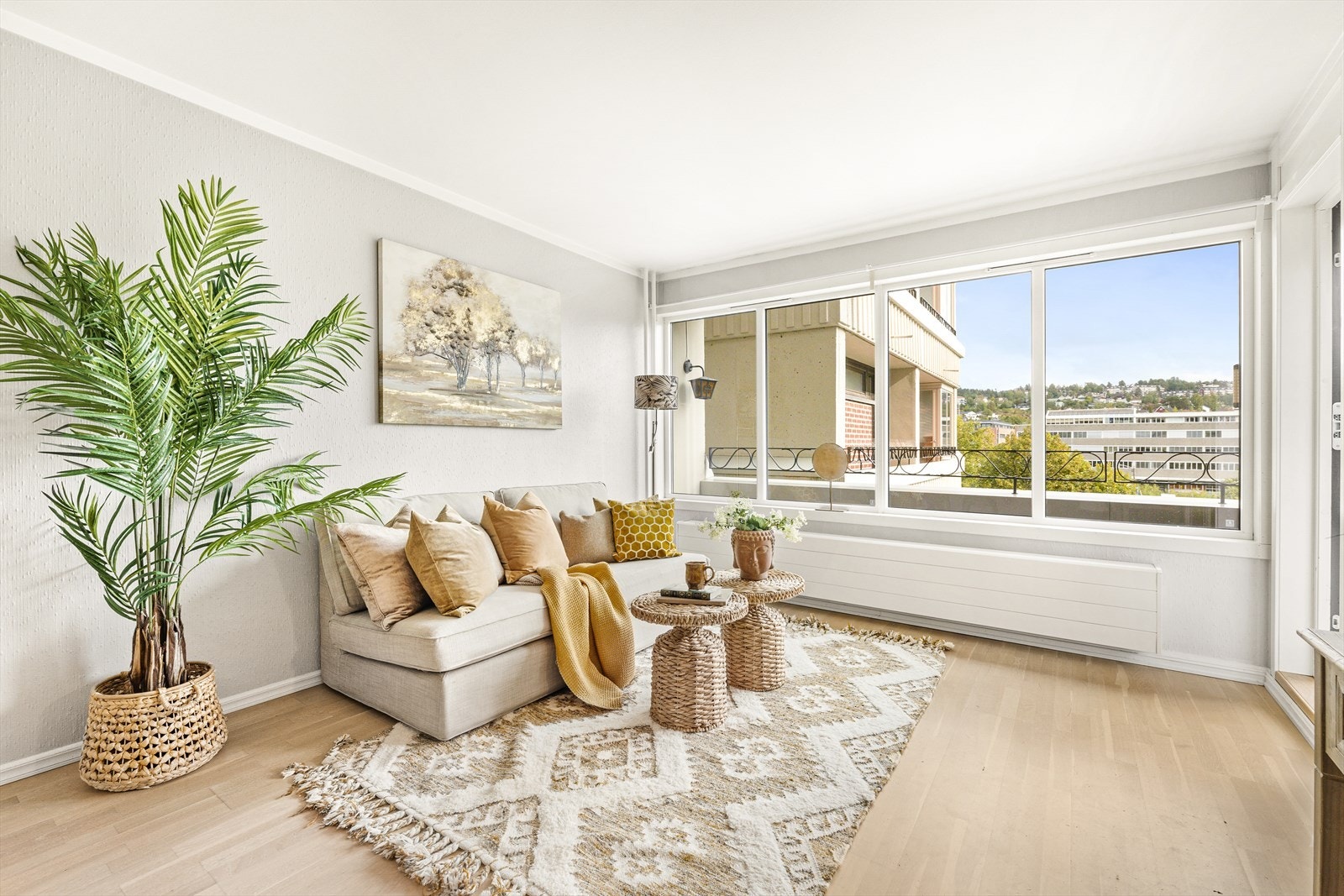 Lys og fin stue med parkett på gulv, malte strier på vegger og malt tak. God plass for sofagruppe, tv-møbler og spisegruppe. Galleribilde