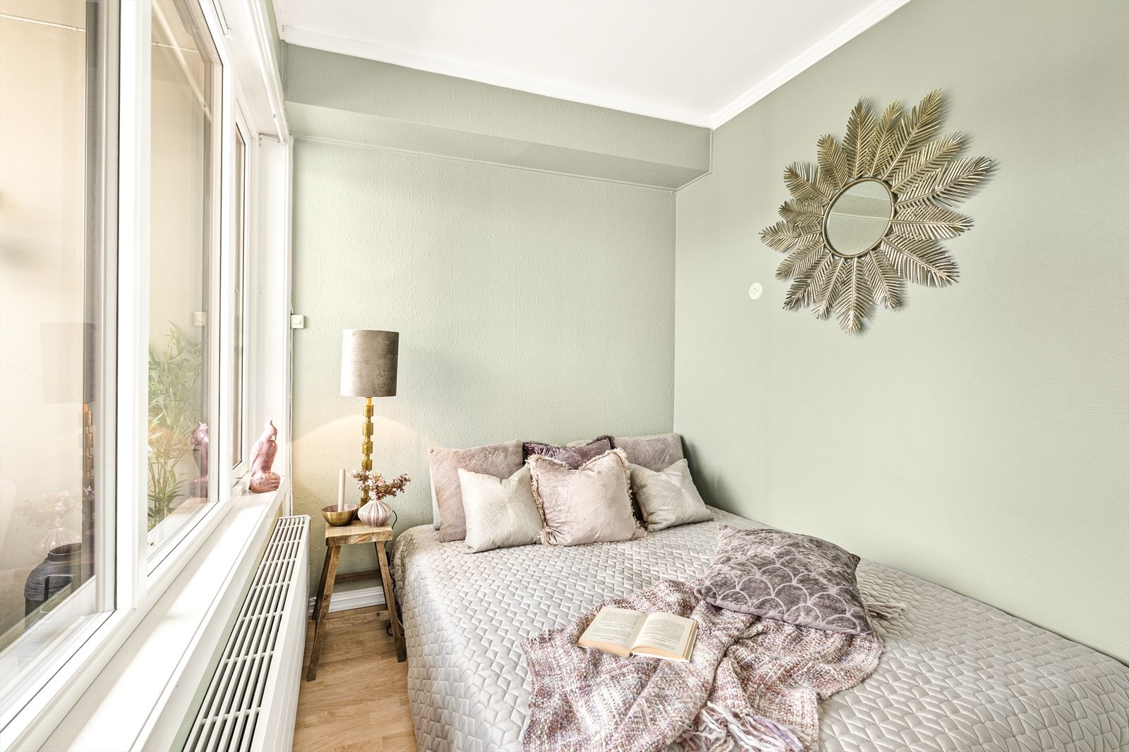 Soverom med parkett på gulv, malte strier på vegger og malt tak. Galleribilde