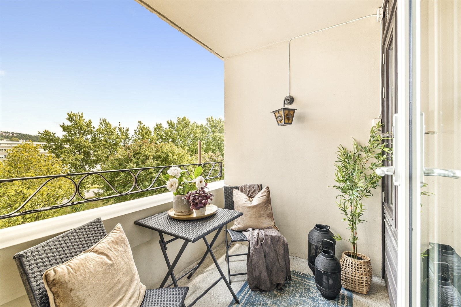 Fra stuen er det utgang til sydøstvendt balkong på 6m² med belysning og strømuttak. Balkongen er rehabilitert i regi av borettslaget i 2010 med blant annet epoxybelegg på gulv og oppgradering av overflater og rekkverk. Galleribilde