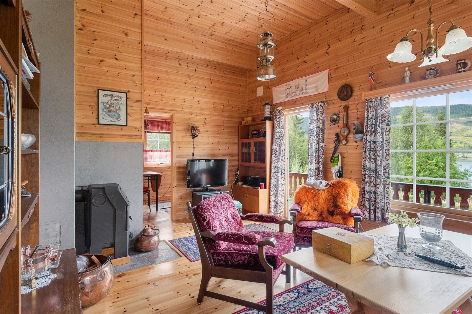Innvendig er det i all hovedsak tradisjonelle overflater med trepanel av furu og lakkerte furugulv. Legg merke til den høye himlingen! Dette skaper en ekstra god romfølelse. Galleribilde