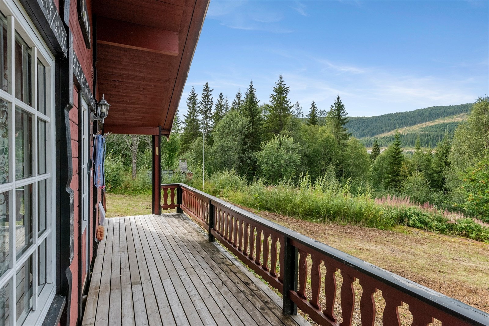 Terrasse. Rolig og fredelig område og tomta går helt ned til vannet. Galleribilde
