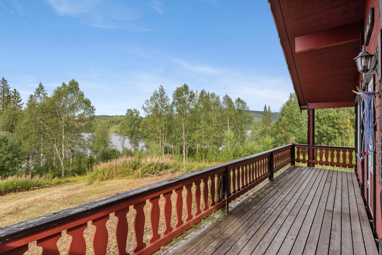 Terrassen er på ca. 12 kvm. I tillegg er det en terrasseplatt på ca. 5 m2 mot sør-vest Galleribilde