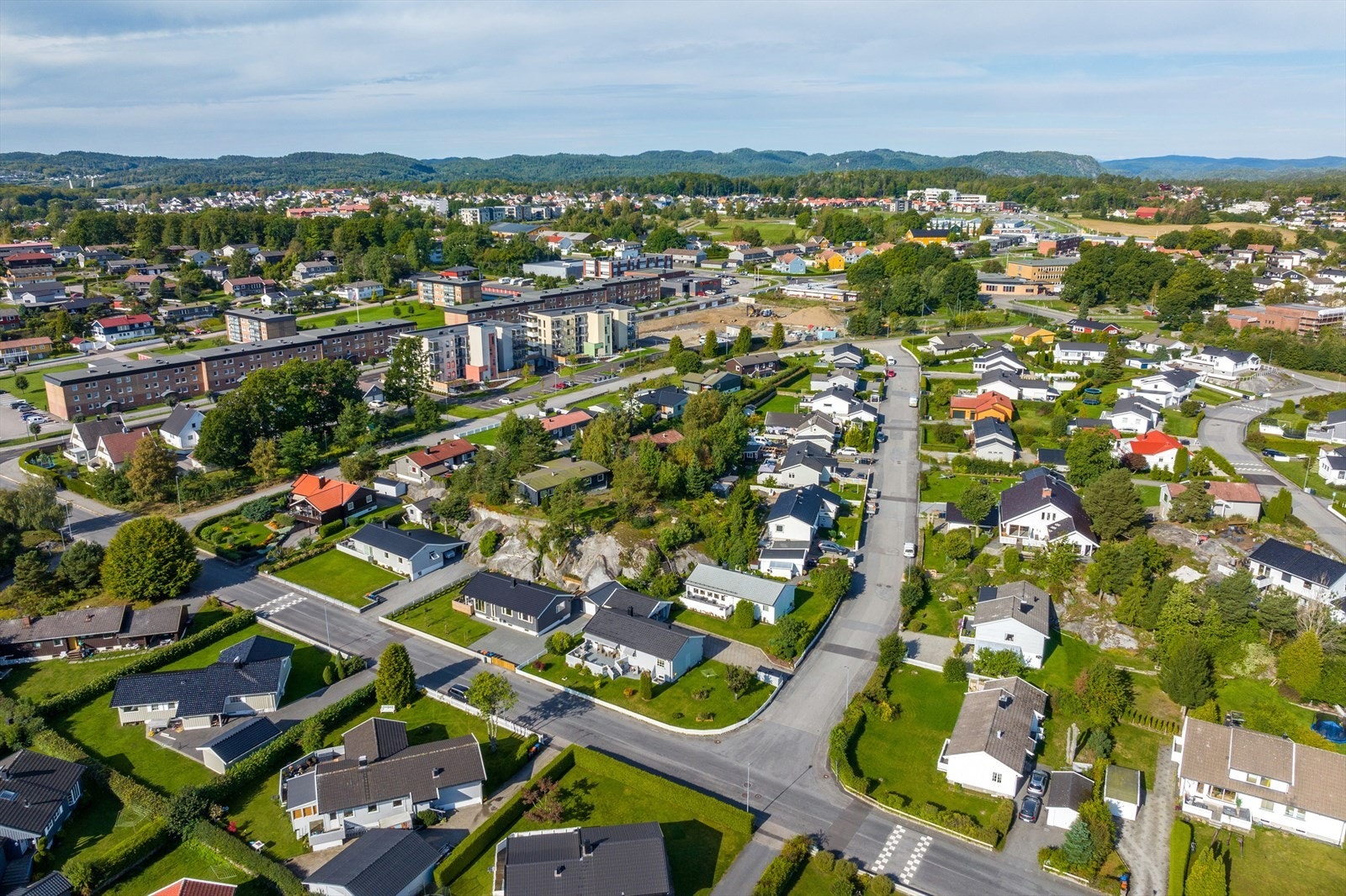 Nærområdet byr på gode turmuligheter langs Elvestien - kort vei til Vestmarka Galleribilde