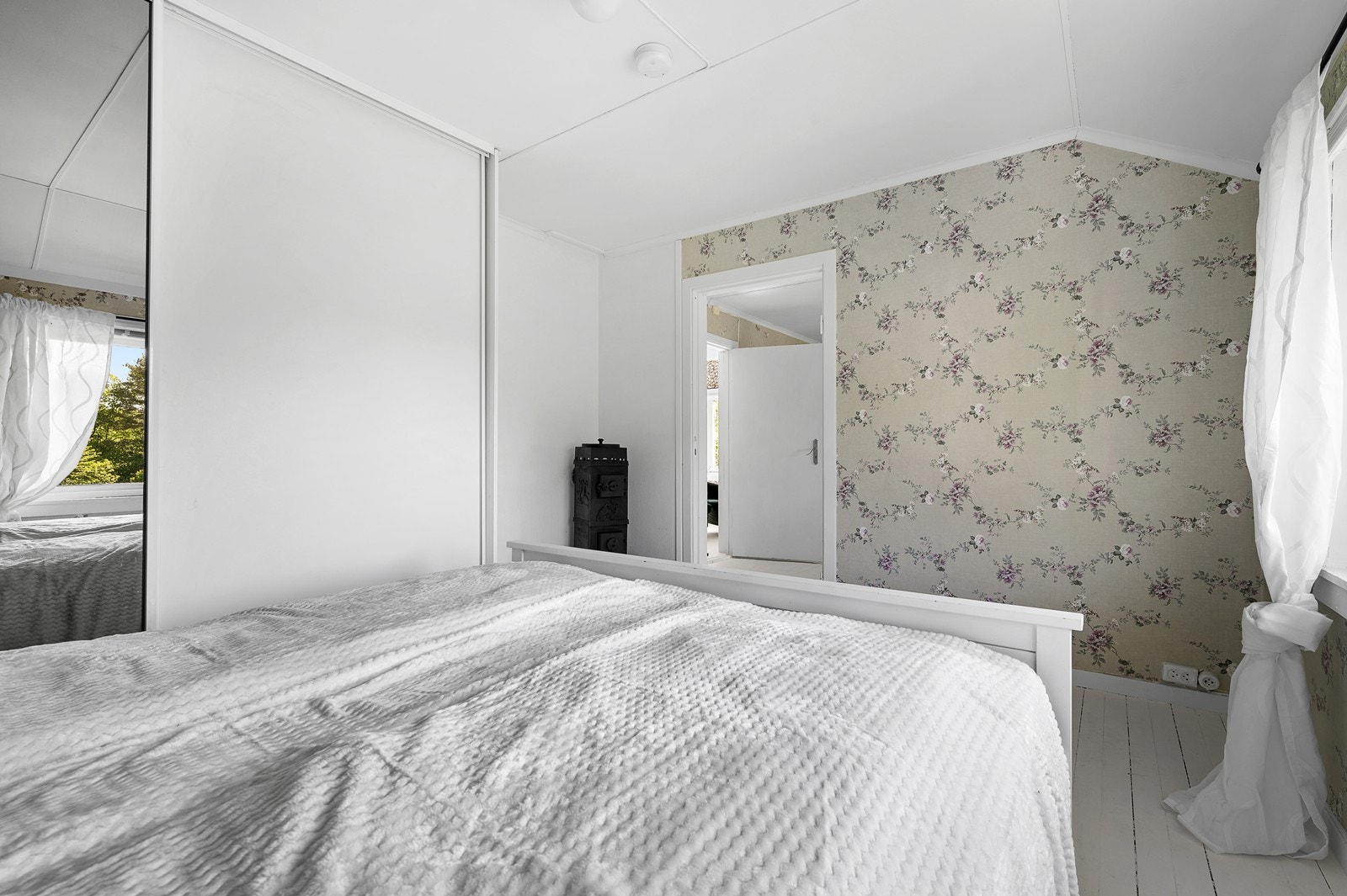 Soverom med skyvedørsgarderobe Galleribilde