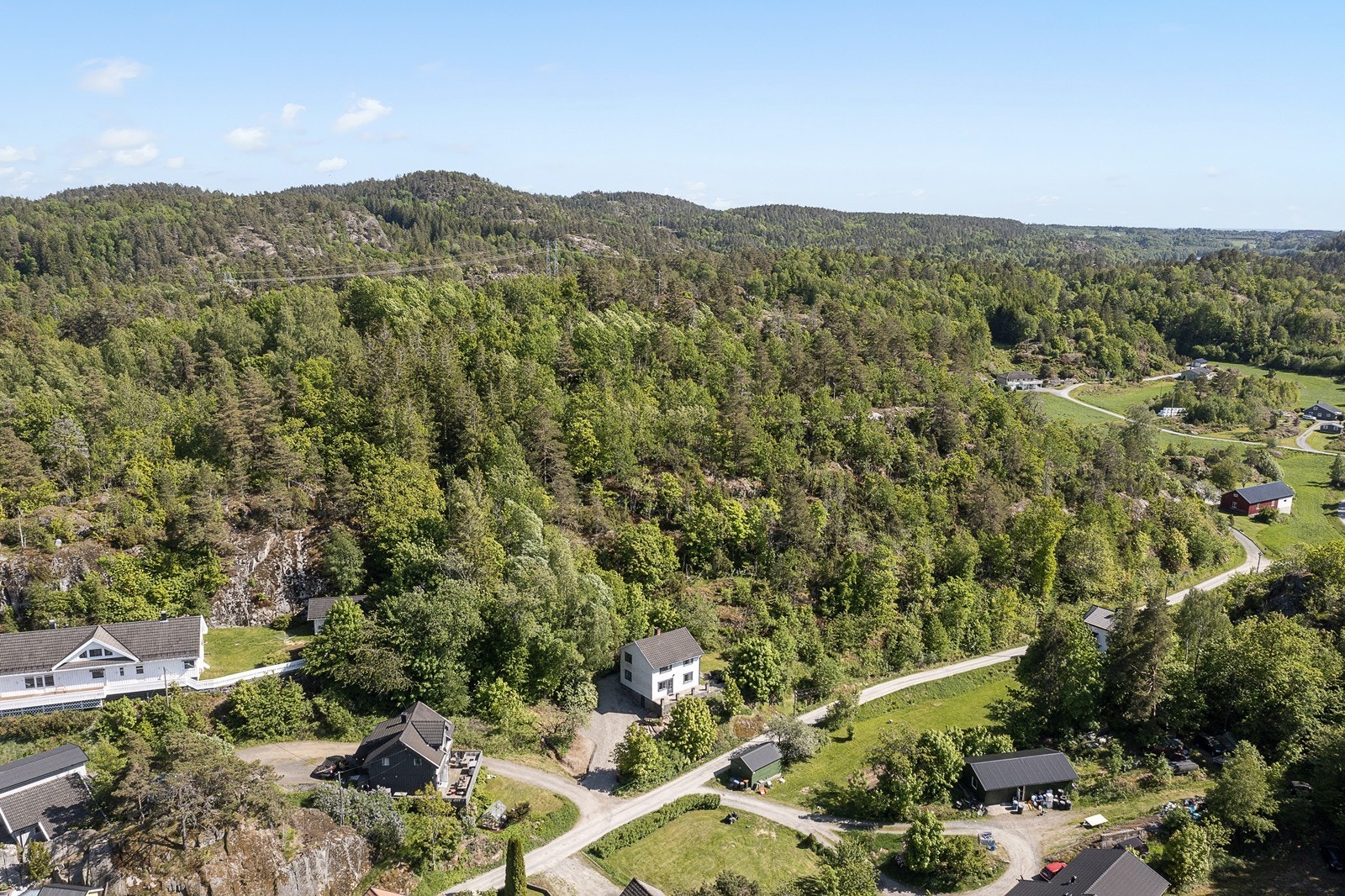 Boligen ligger fint til i terrenget Galleribilde