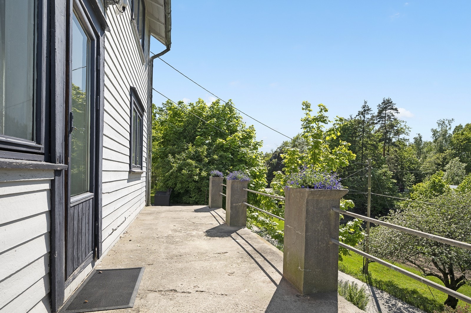 Utgang til veranda fra stuen Galleribilde
