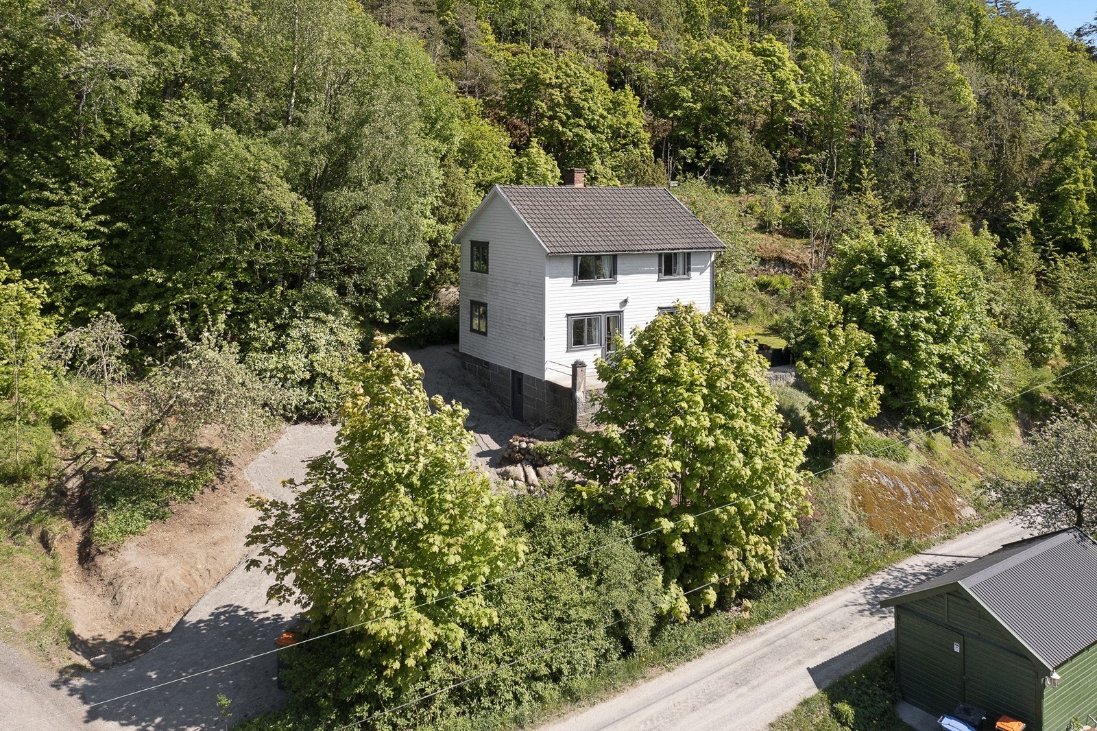 Boligen ligger i et naturskjønt og barnevennlig område Galleribilde