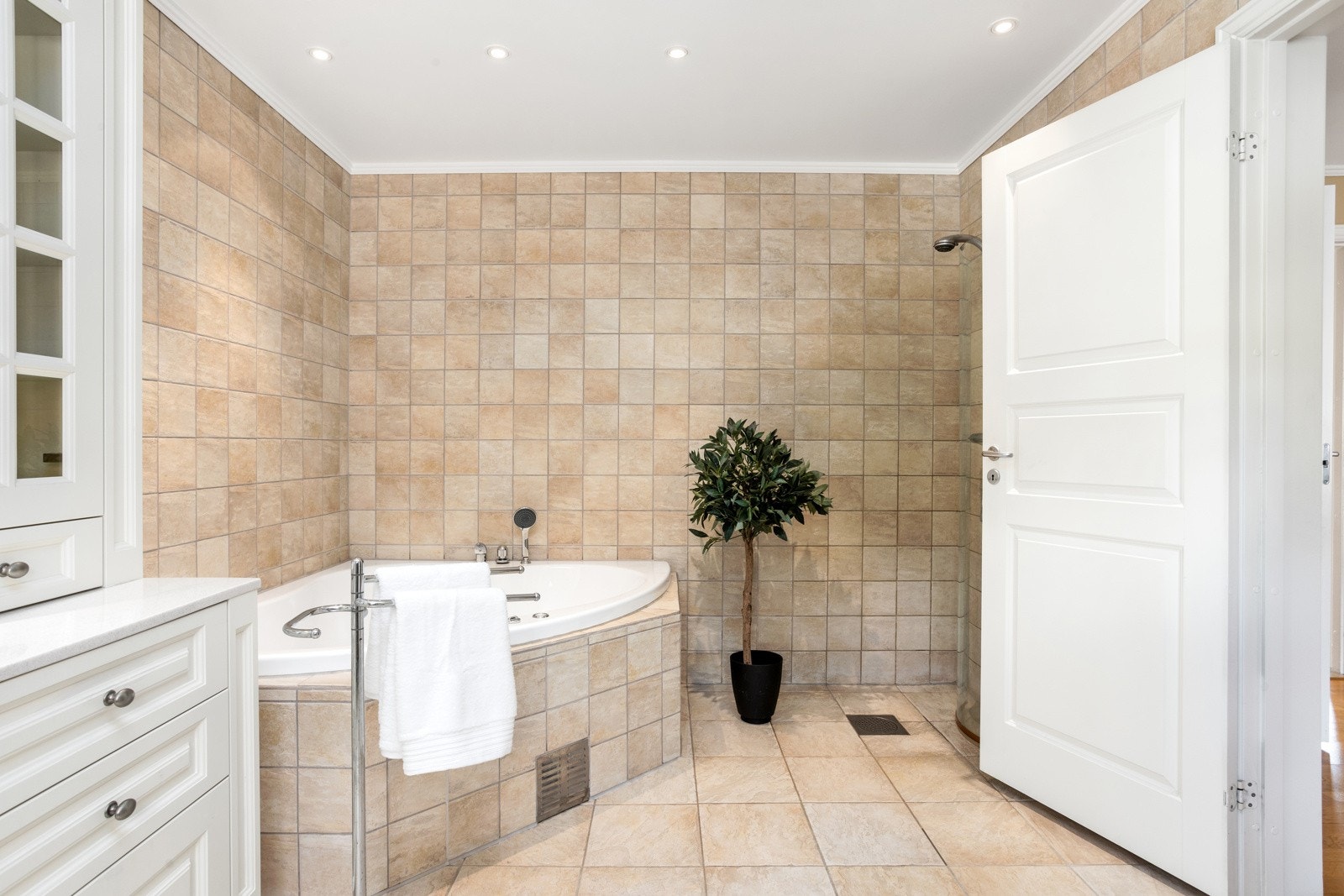 Pent, flislagt bad m/varmekabler. Badet er utstyrt med spa badekar m/massasjedyser. Galleribilde