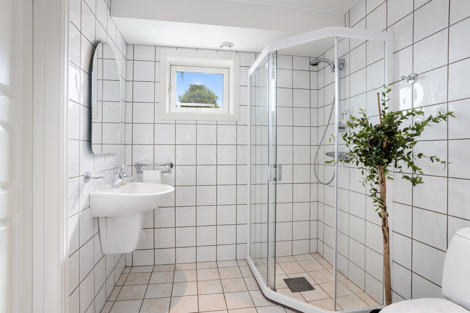 Pent bad nr. 2 m/fliser, varmekabler, servant, wc og dusjhjørne. Galleribilde