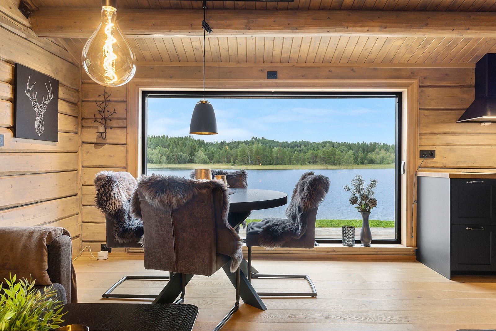 Fantastisk utsikt over Hovdalsvatnet. Galleribilde