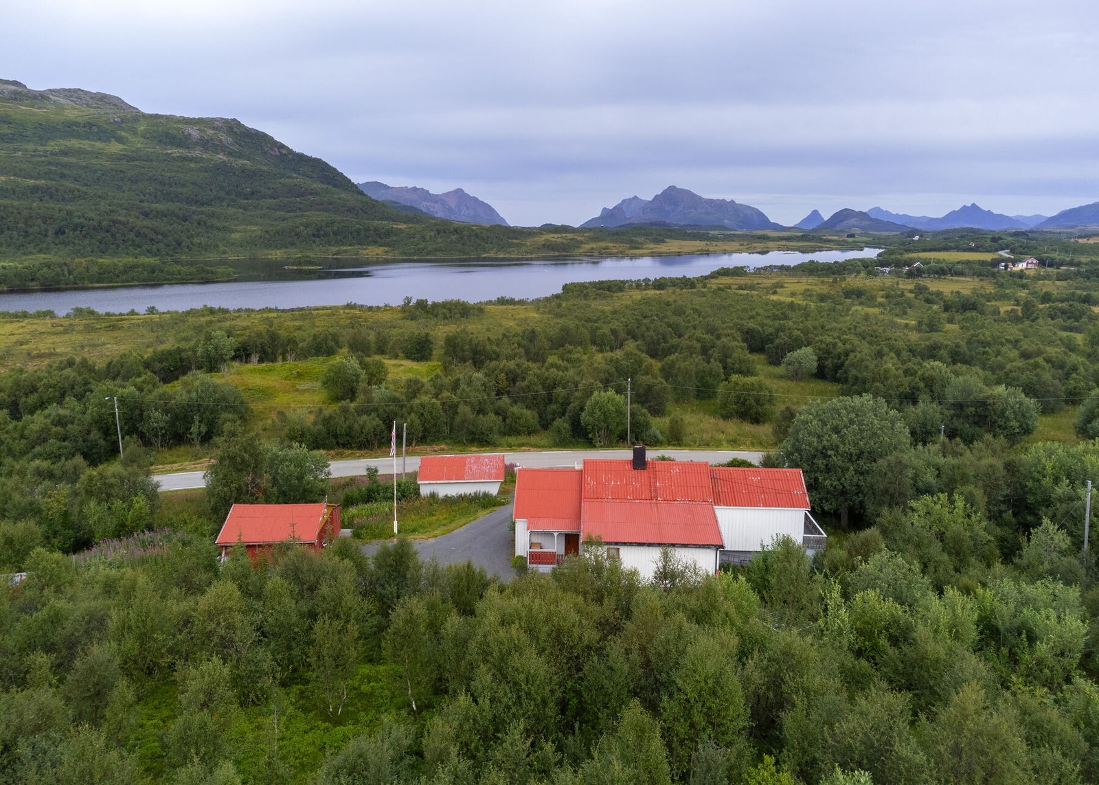 Like over veien ligger Langvannet Galleribilde