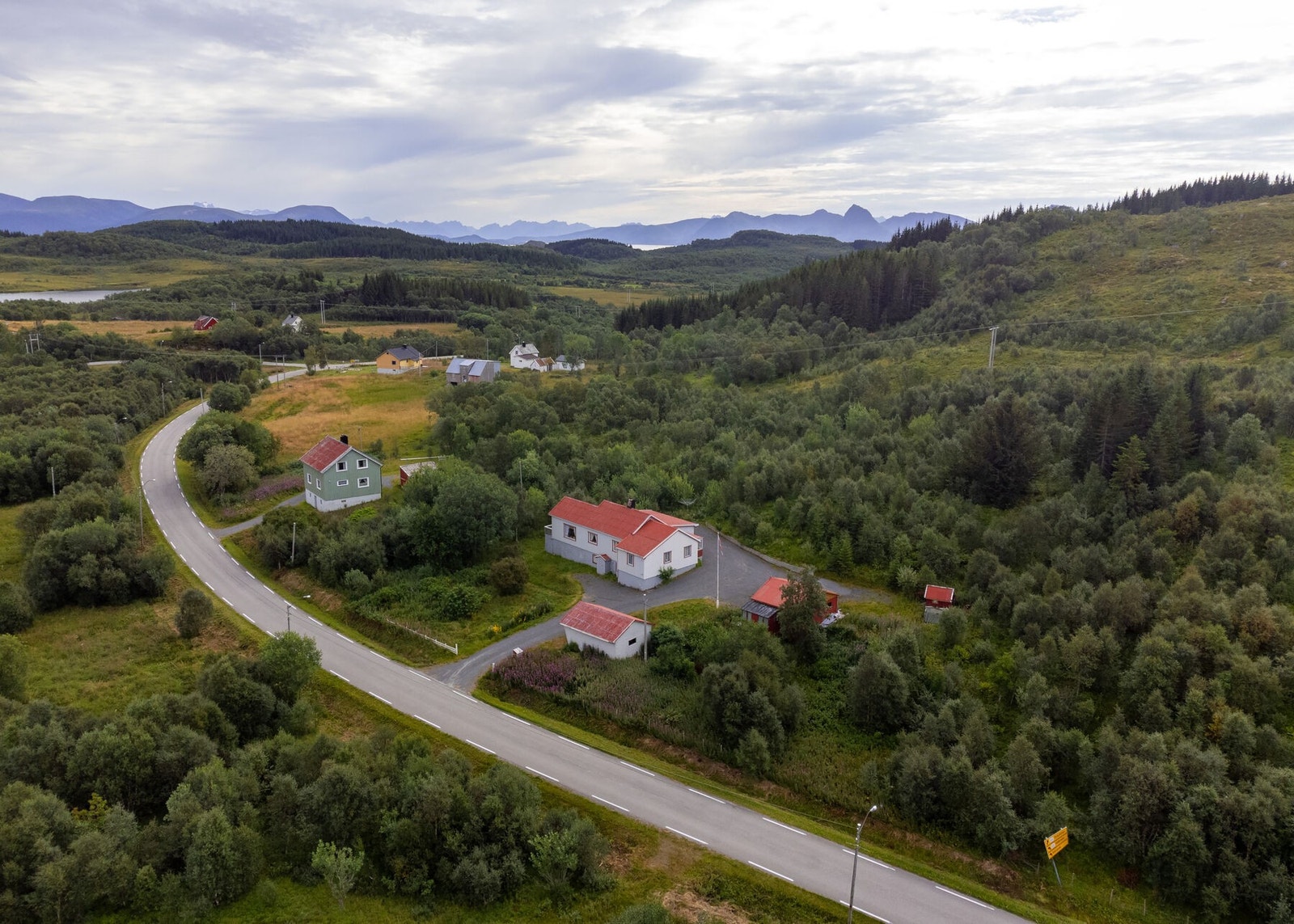 Her bor du fritt og med god plass rundt huset Galleribilde