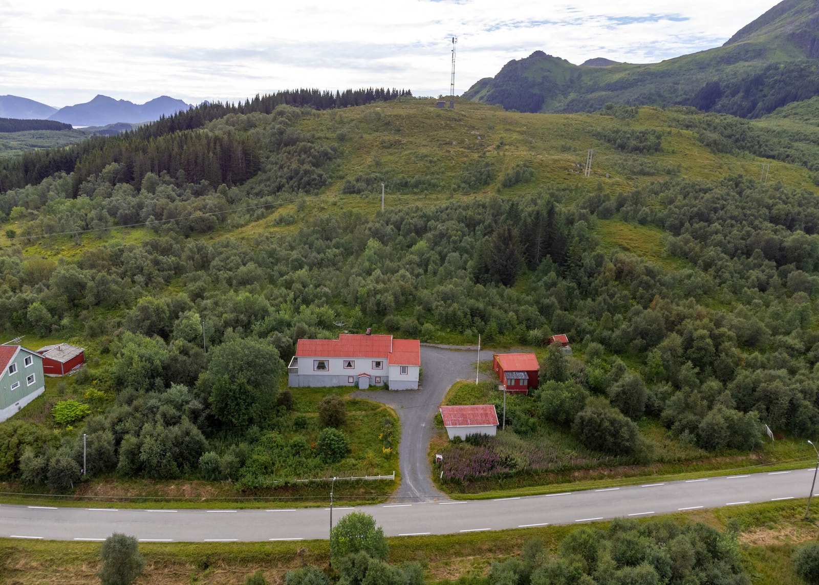 Boligen ligger i et spredtbygget strøk med nærhet til flotte naturområder. Det er ca. 5 km til Straume som er kommunesenter. Galleribilde