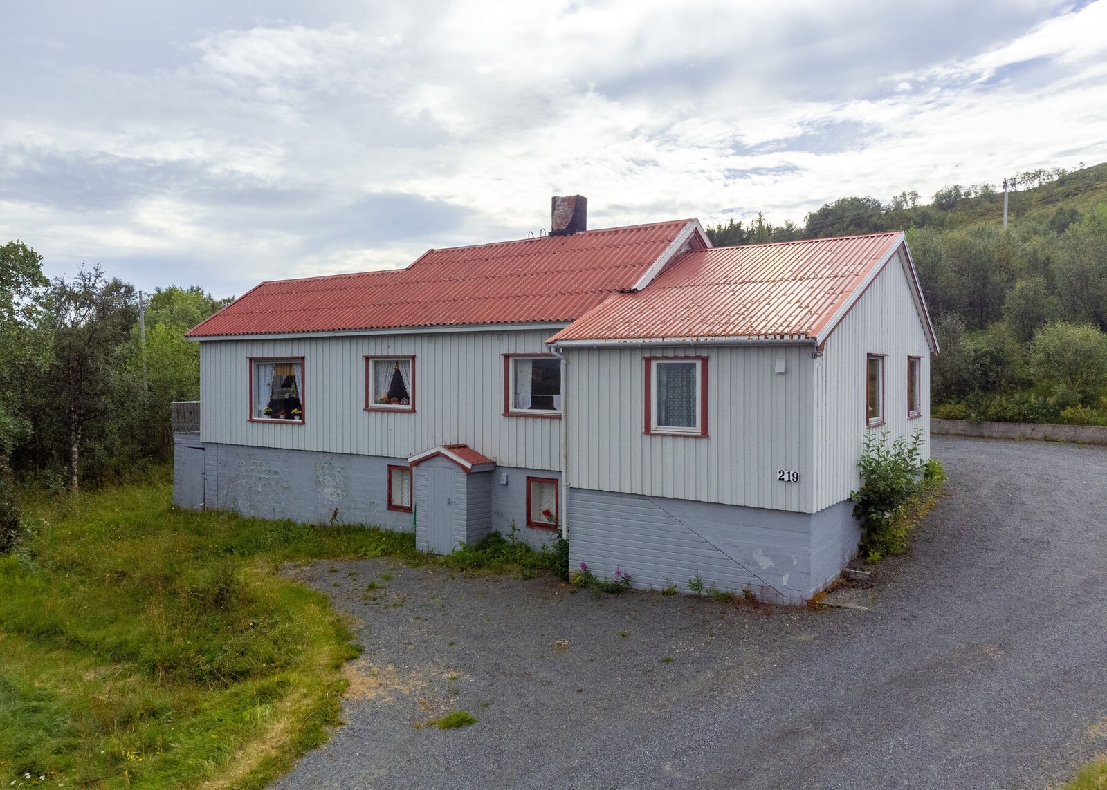 Huset var opprinneligoppført ca. 1950, men senere utbygget, ca. -75/-80 og -95 Galleribilde