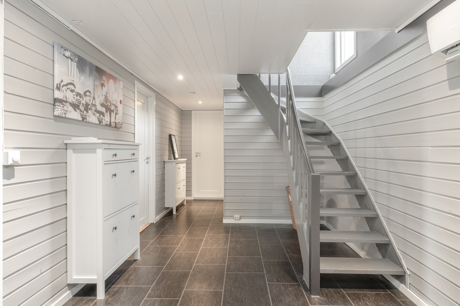 I underetasjen har en soverom, vaskerom, bad, hobby rom og rikelig med bodplass. Galleribilde