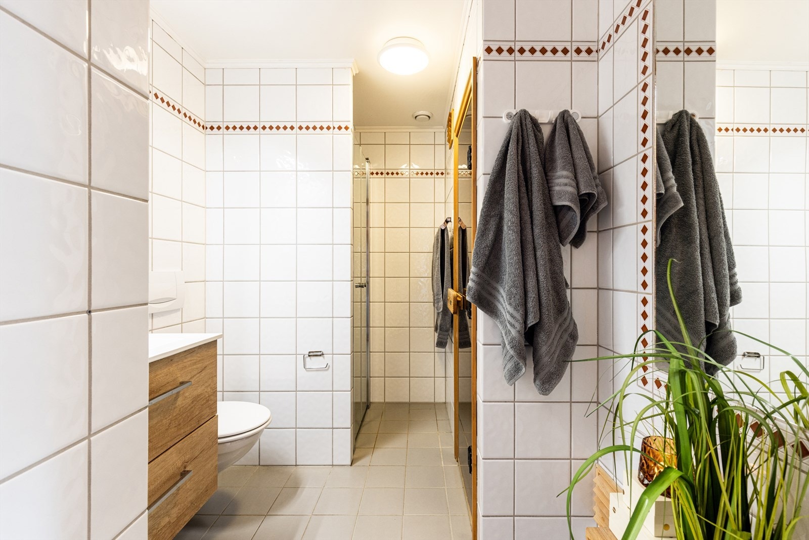 Lyst og delikat baderom. Galleribilde