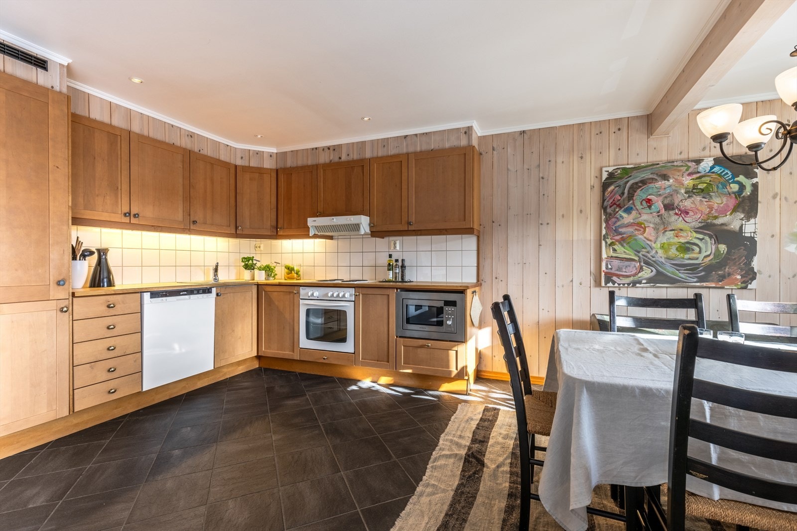 Åpen kjøkkenløsning med spiseplass. Galleribilde