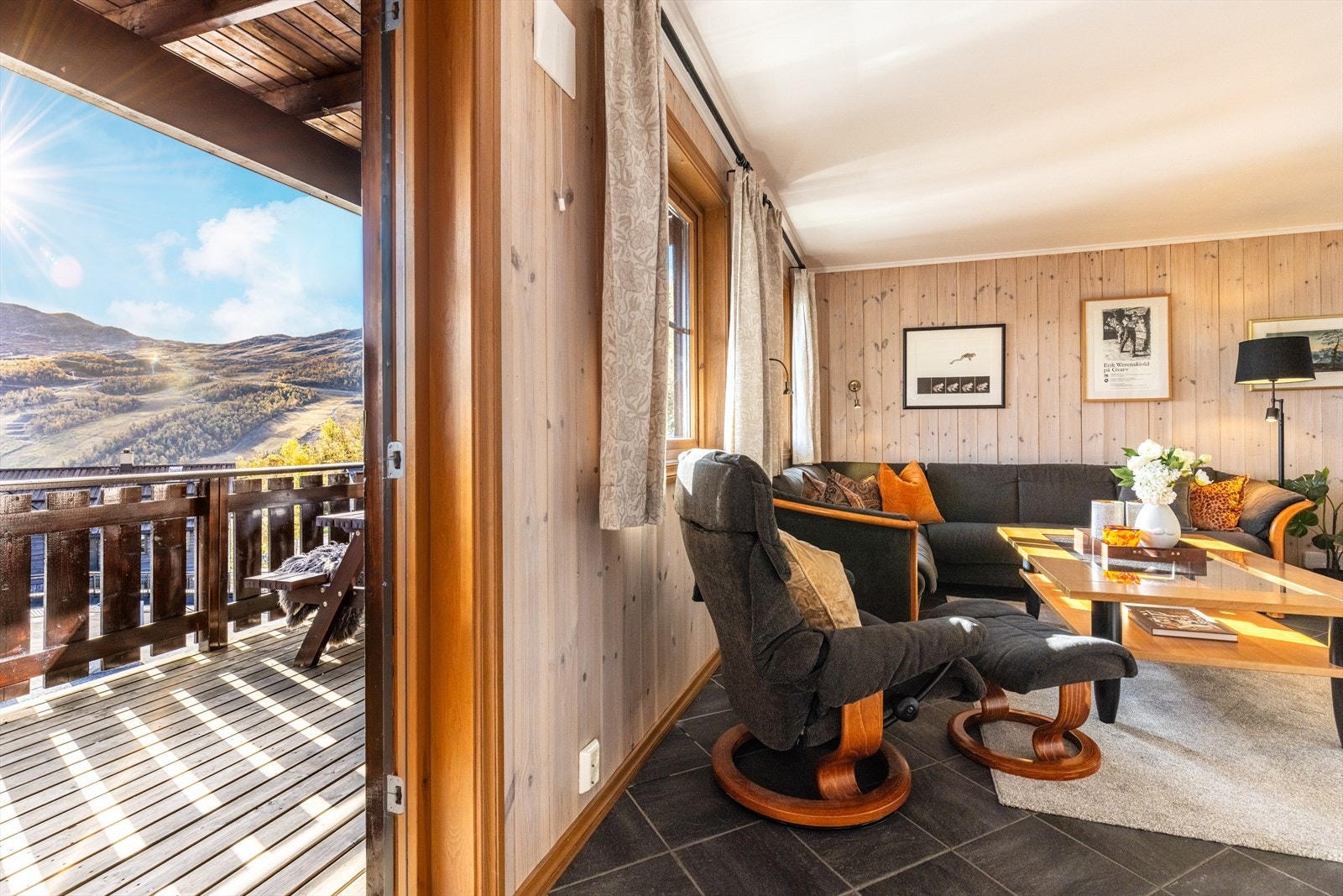 Det er utgang til veranda med fantastisk utsikt fra stuen. Galleribilde