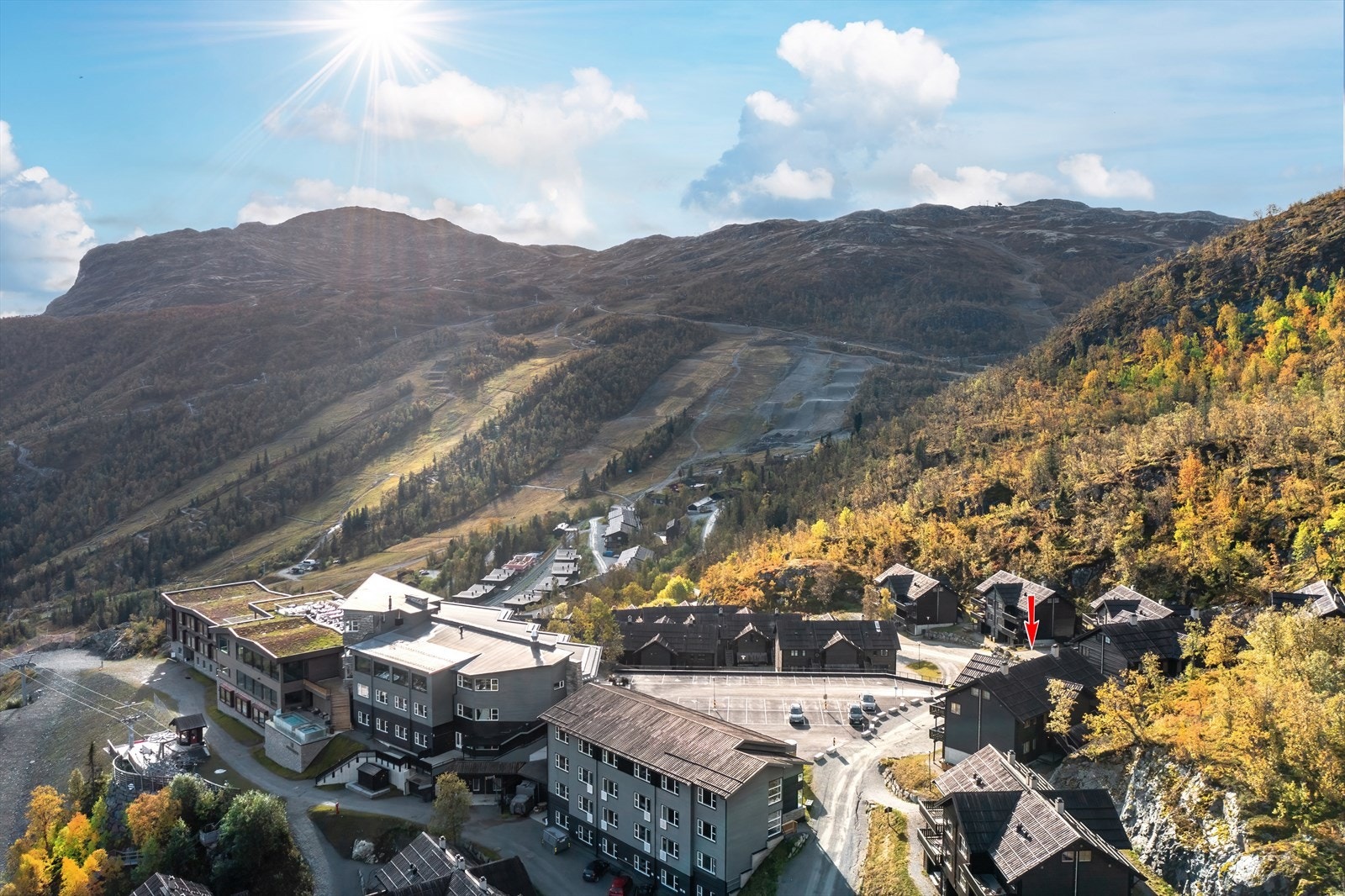 Leiligheten er beliggende rett ved Skarsnuten Hotell. Galleribilde