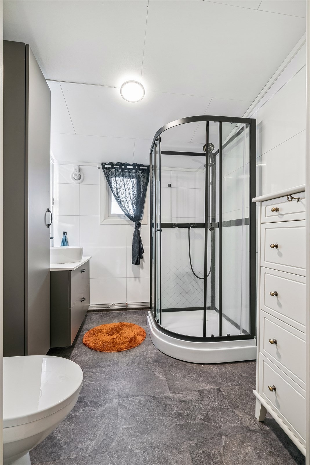 Flott moderne bad som ble renovert i 2021 Galleribilde