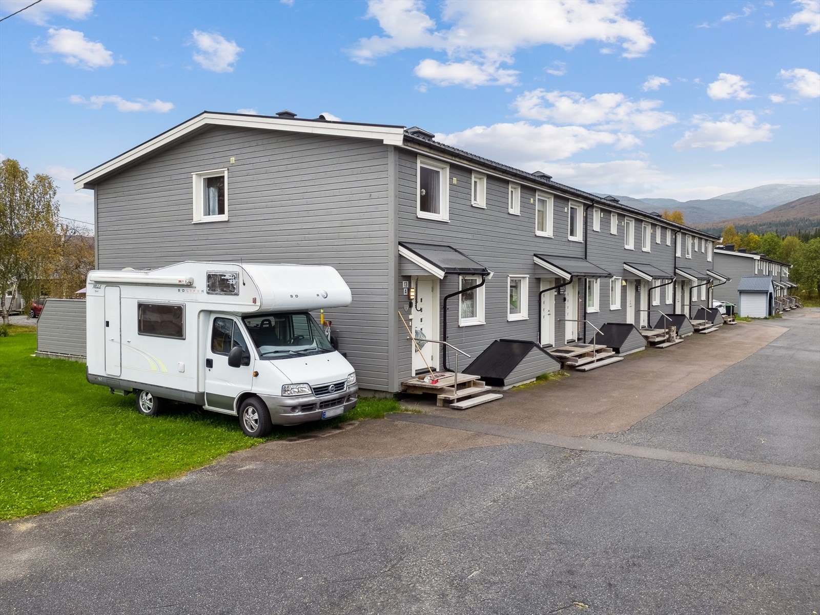 Rekkehuset ligger i Dalbakken på Storforsheia, ca. 25 km fra Mo i Rana. Leiligheten ligger sentralt på Storforshei med kort avstand til
dagligvarebutikk, bensinstasjon, barne- og ungdomskole og barnehage. Galleribilde