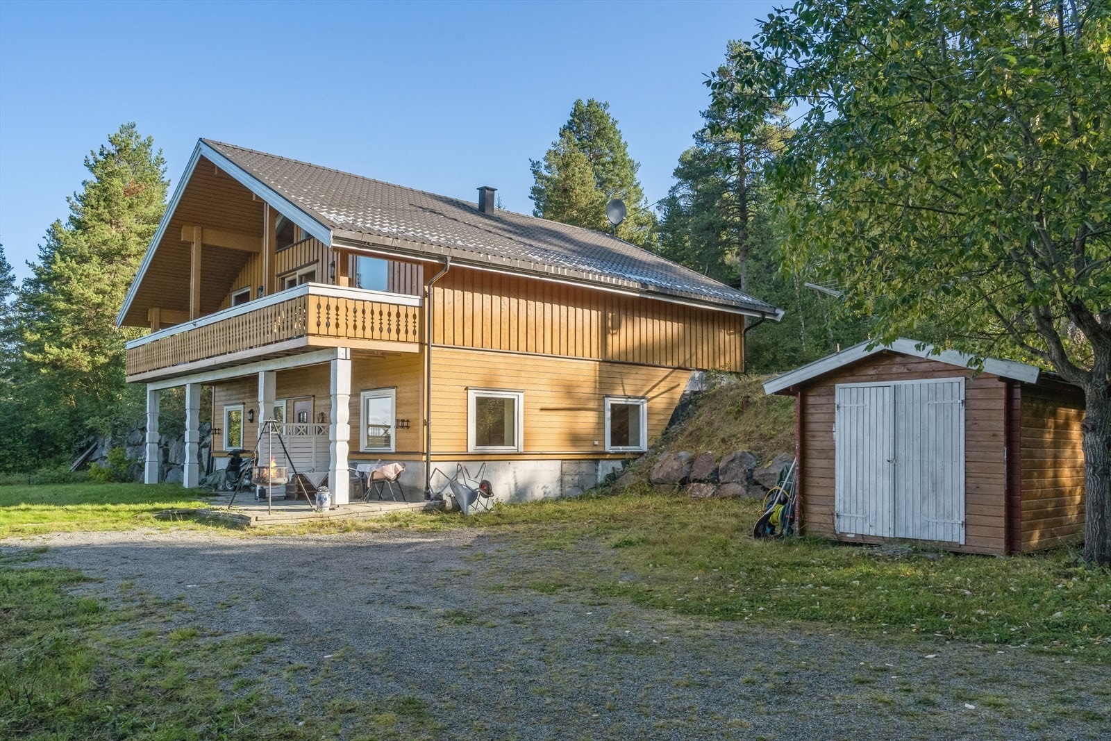 Enebolig over to etasjer, med inngang fra begge plan. Galleribilde