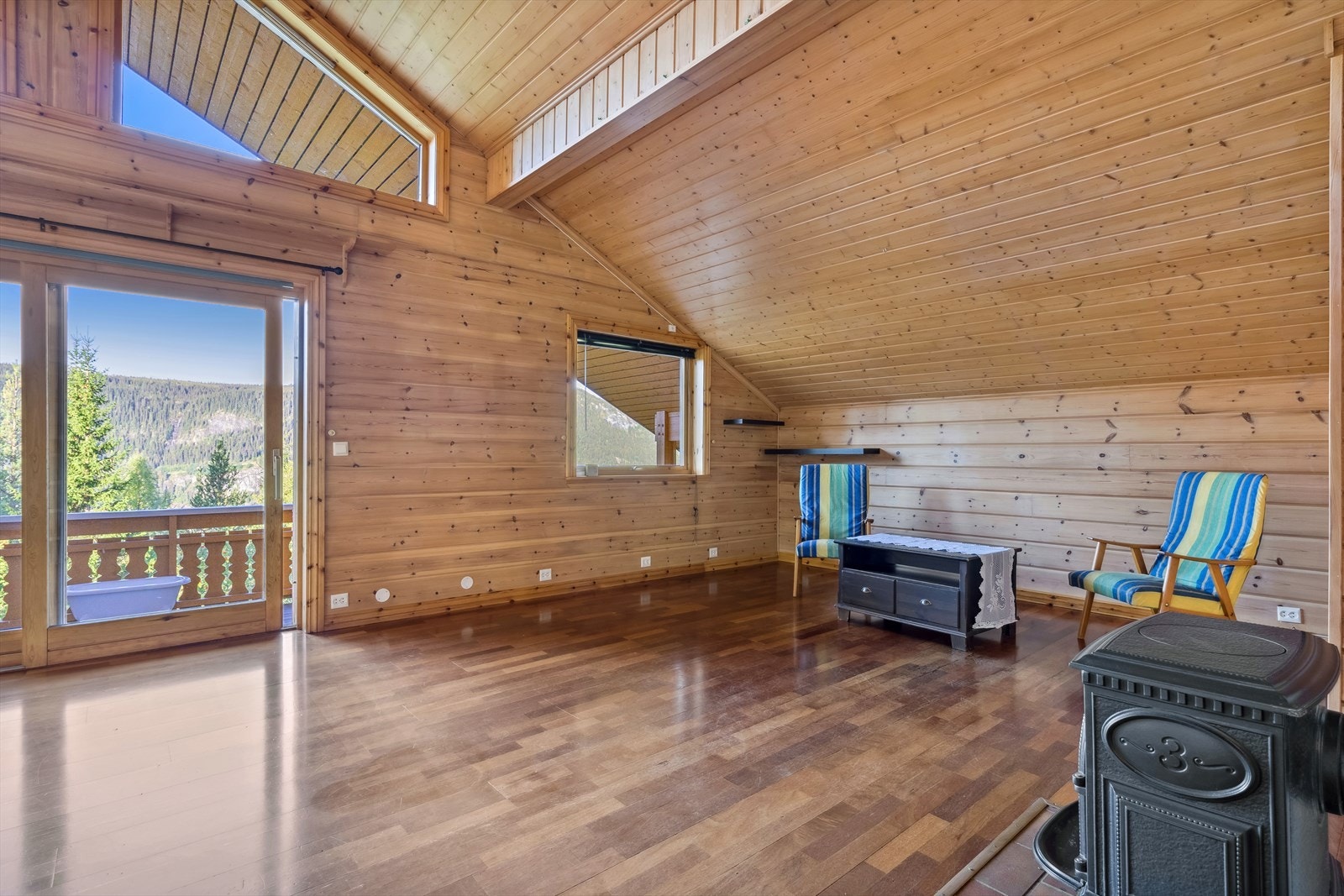 Panelte himlinger, dels panelte, dels tapet på vegger, og parkett på gulv. Galleribilde