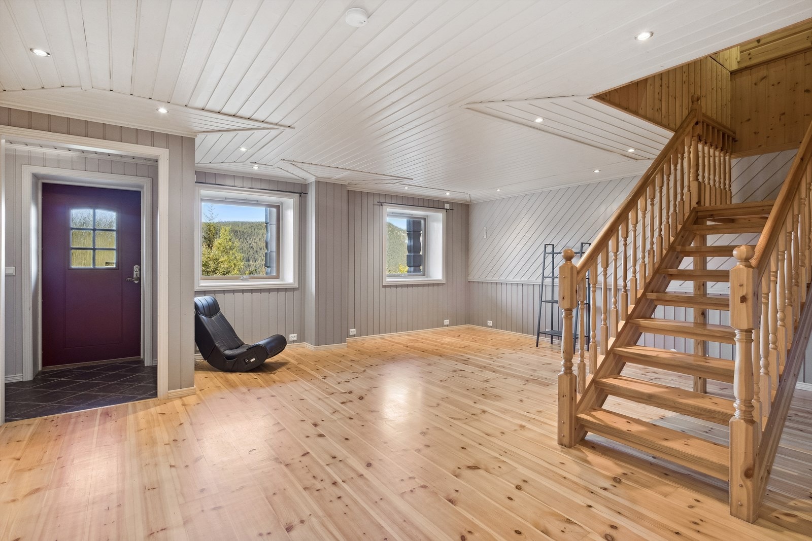 Stue i underetasje, med åpen trapp opp til hovedetasje. Galleribilde