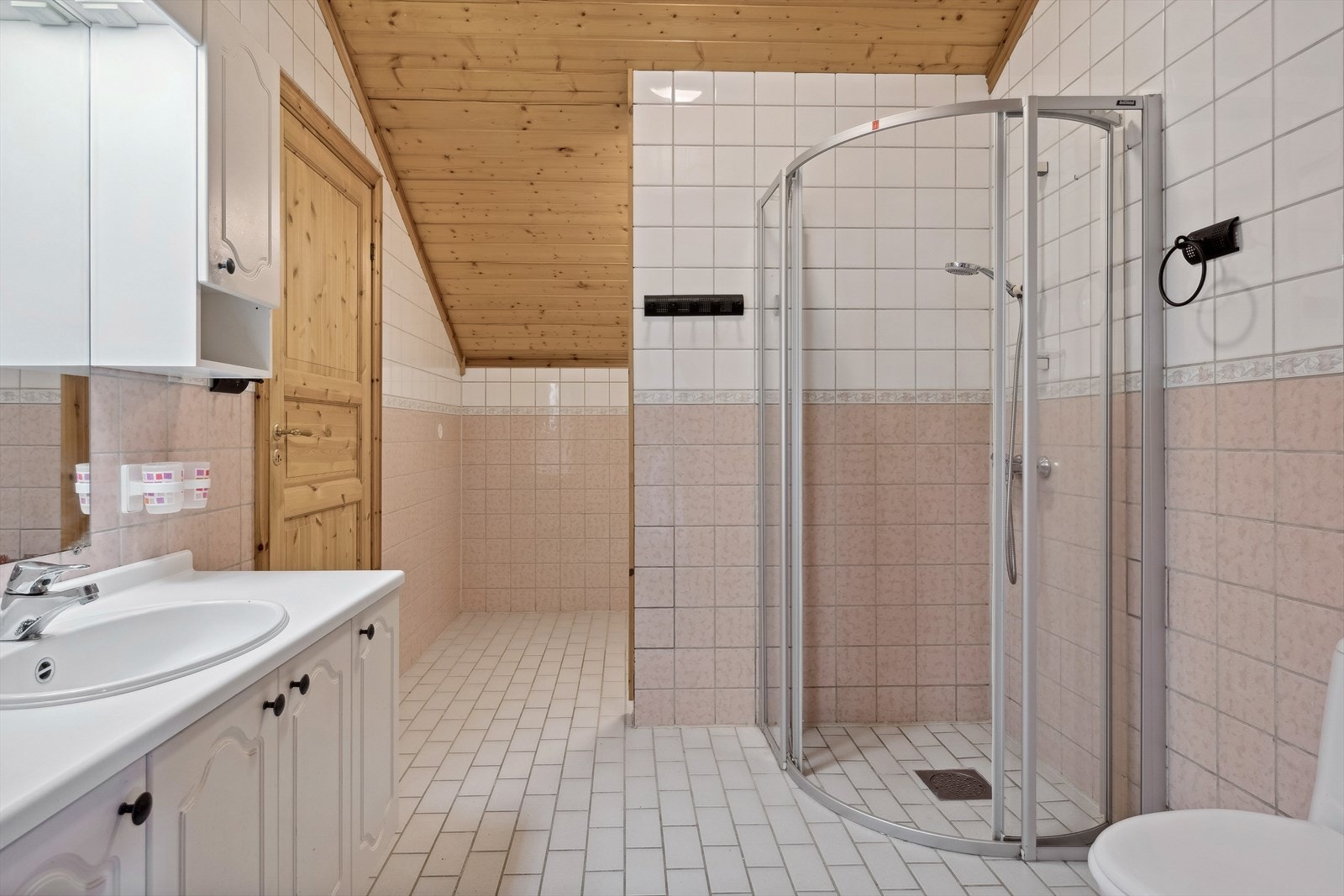 Toalett, baderomsinnredning med nedfelt servant, og dusjnisje med avdelt areal for opplegg til vaskemaskin. Galleribilde