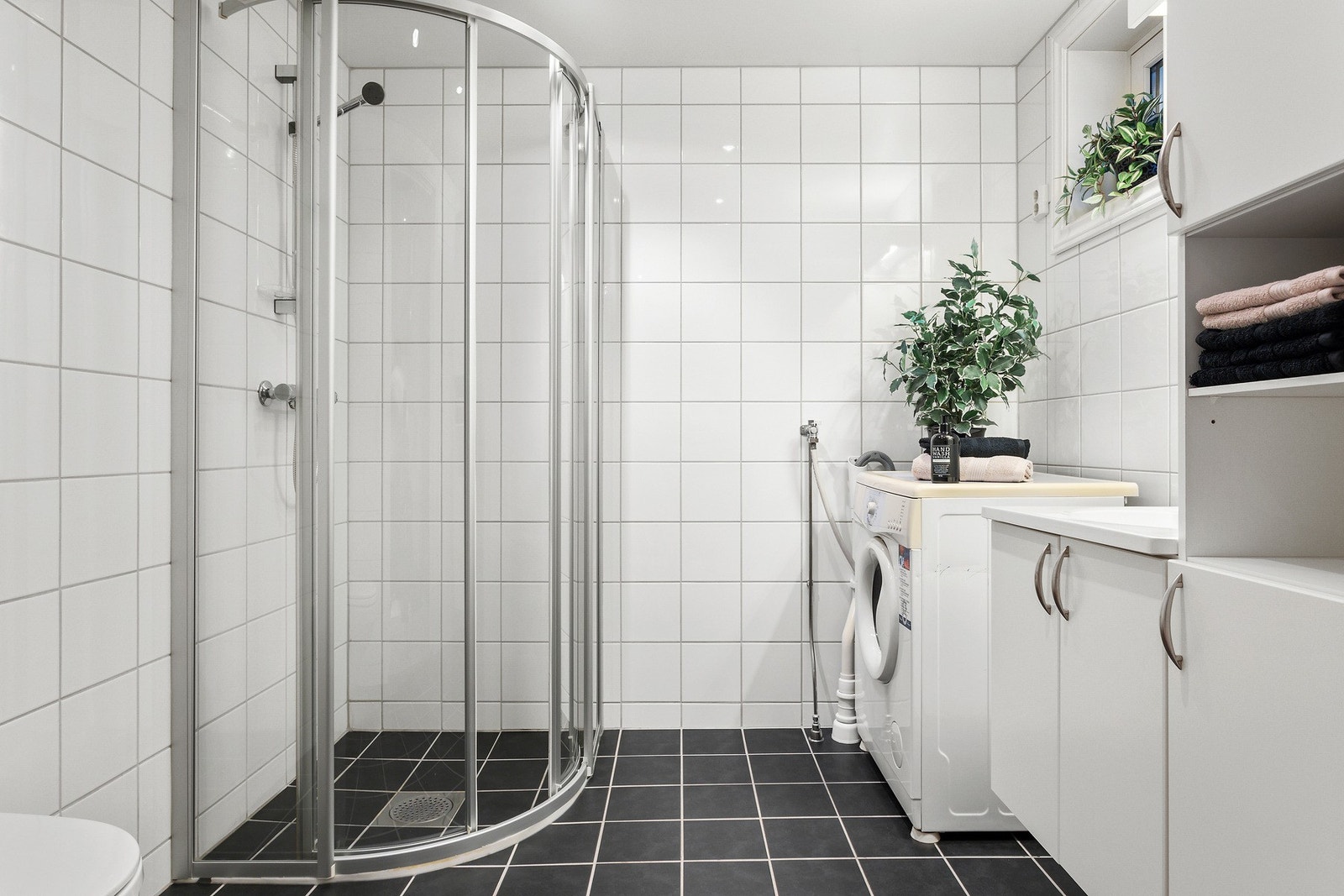 Pent, flislagt bad med nytt blandebatteri. Galleribilde