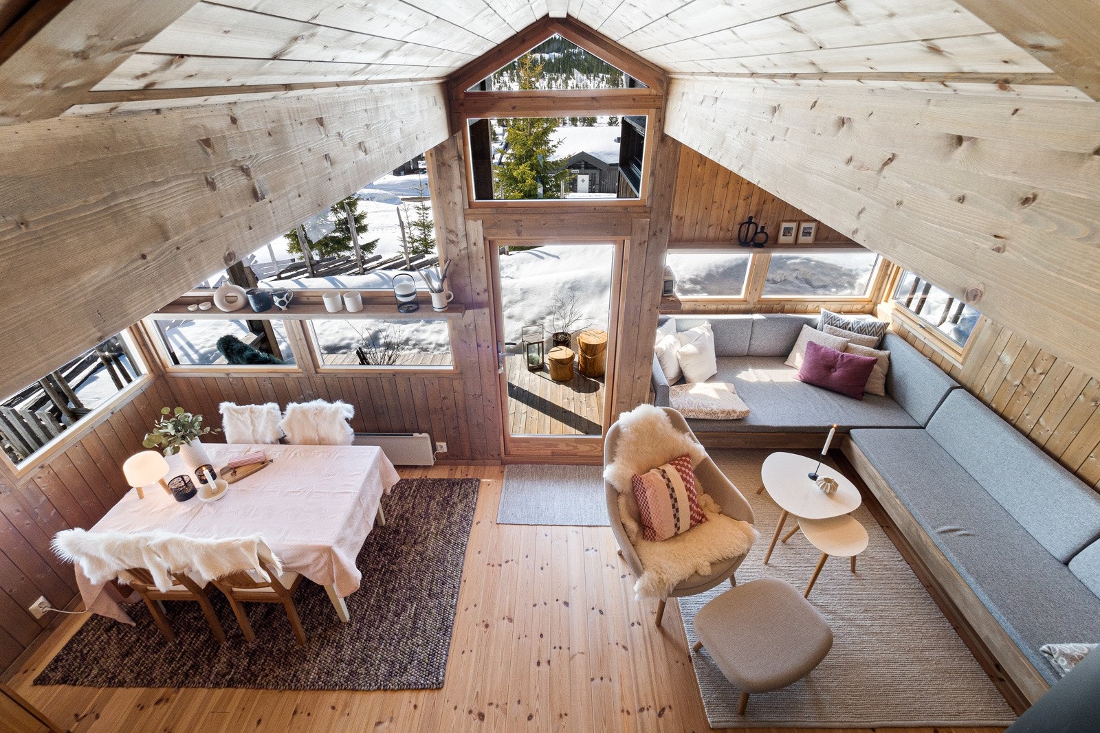 Arkitekttegnet hytte med lekre detaljer. Galleribilde