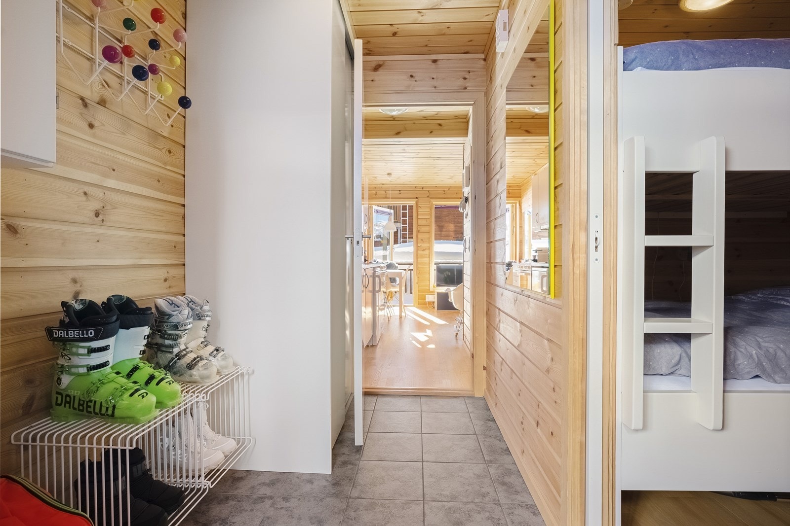 Entré med garderobe. Fliser og varmekabler Galleribilde