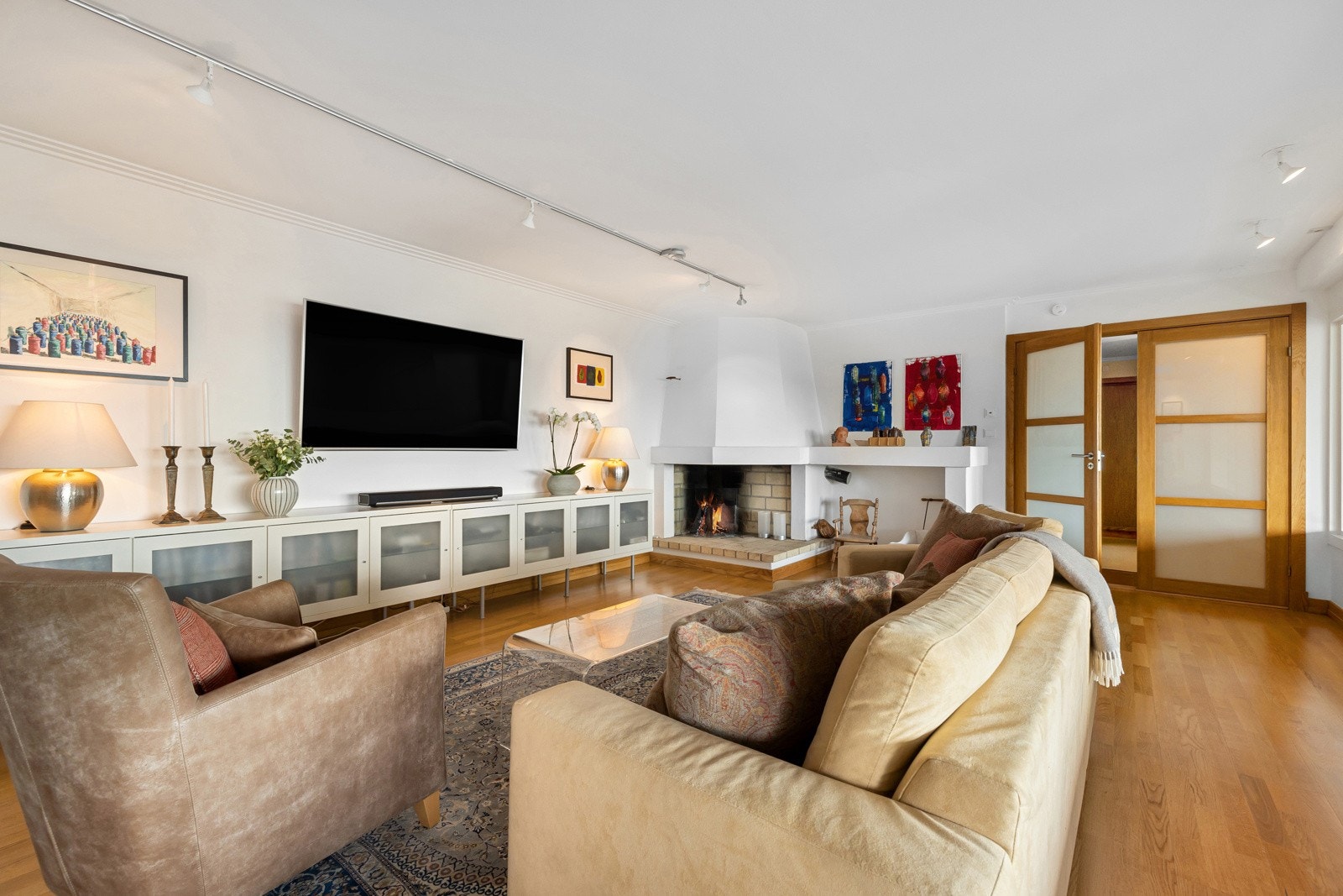 Hyggelig kjeller/tv-stue med peis Galleribilde