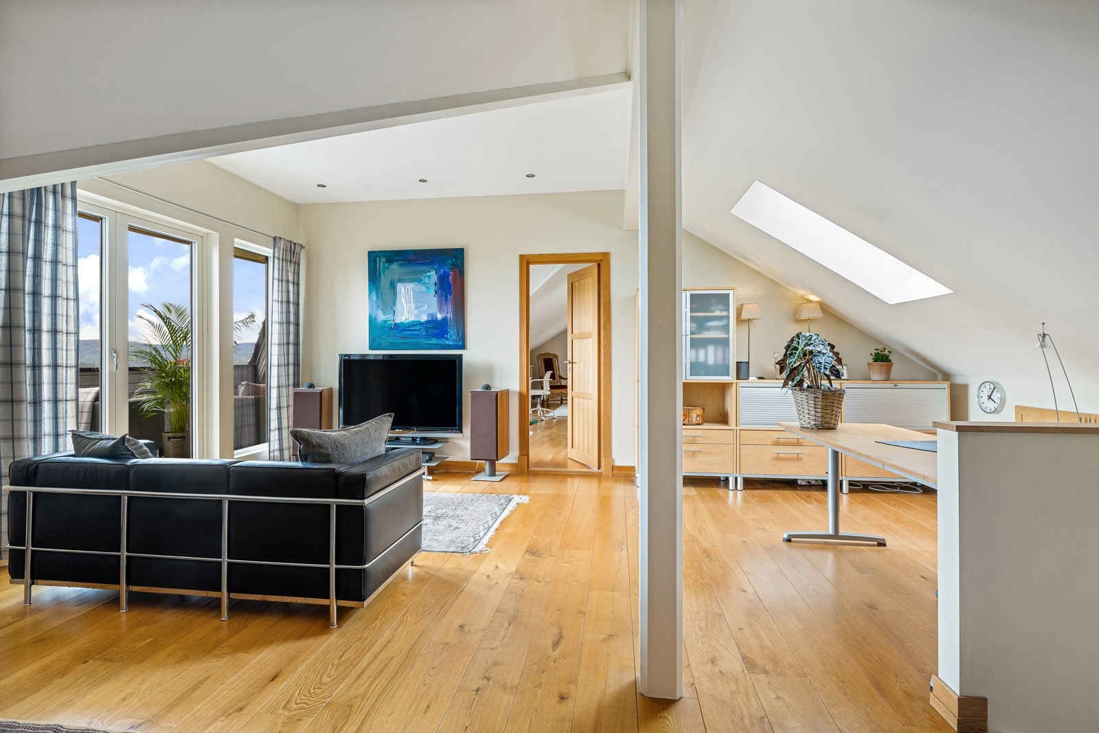 Stor loftstue med utgang til takterrasse på ca. 29 kvm Galleribilde