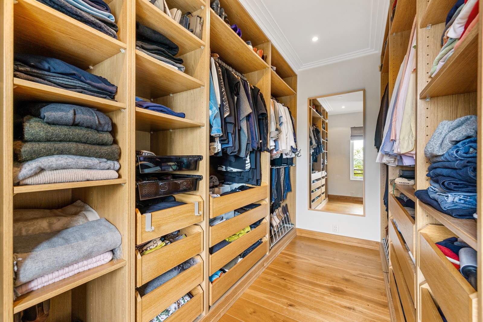 Stor walk-in garderobe Galleribilde