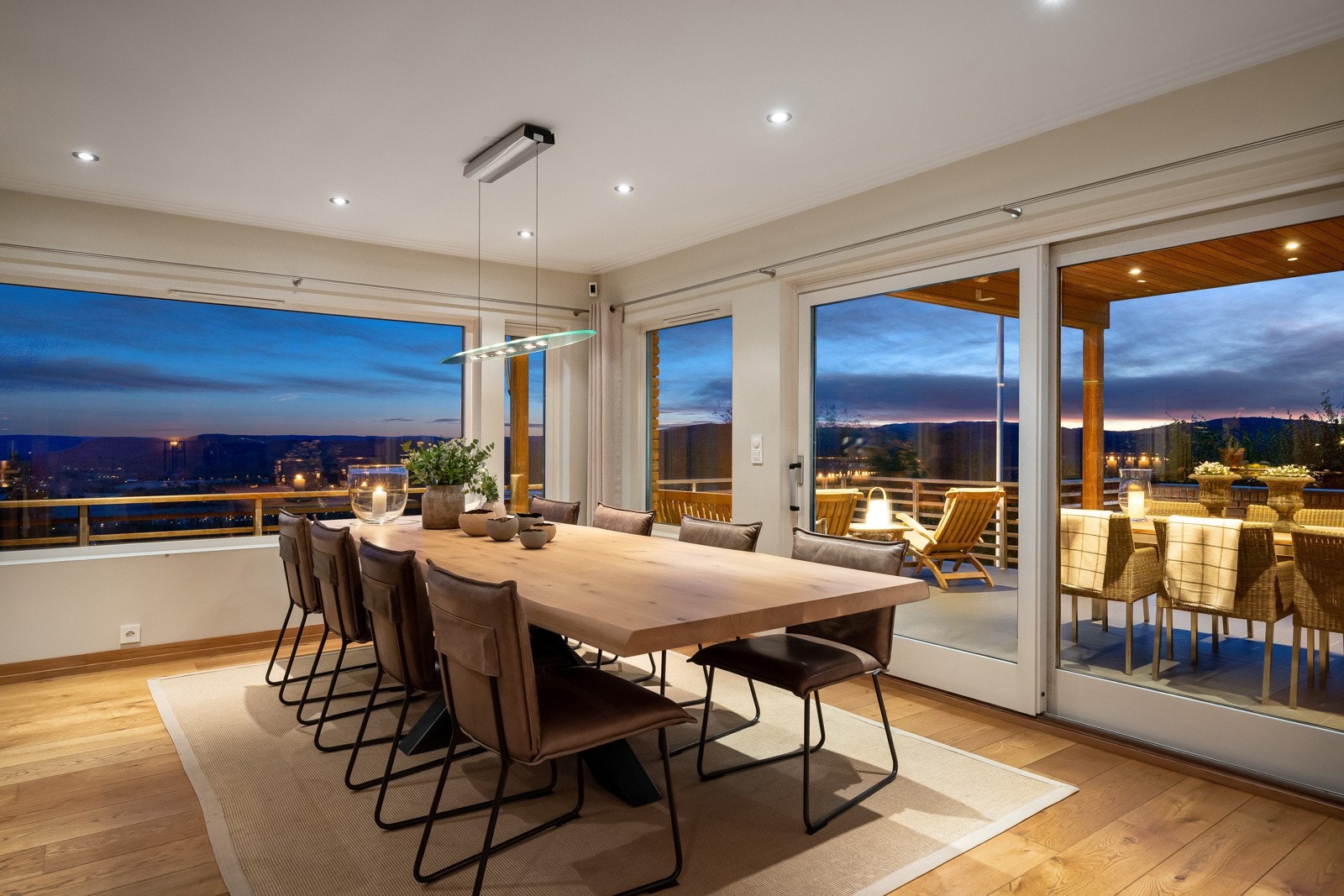 Utgang fra stuen til flott utsikts terrasse. Galleribilde