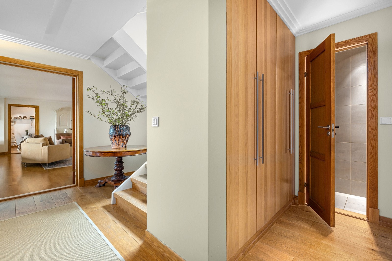 Det er godt med plassbygd garderobeskap i entré/hall. Galleribilde